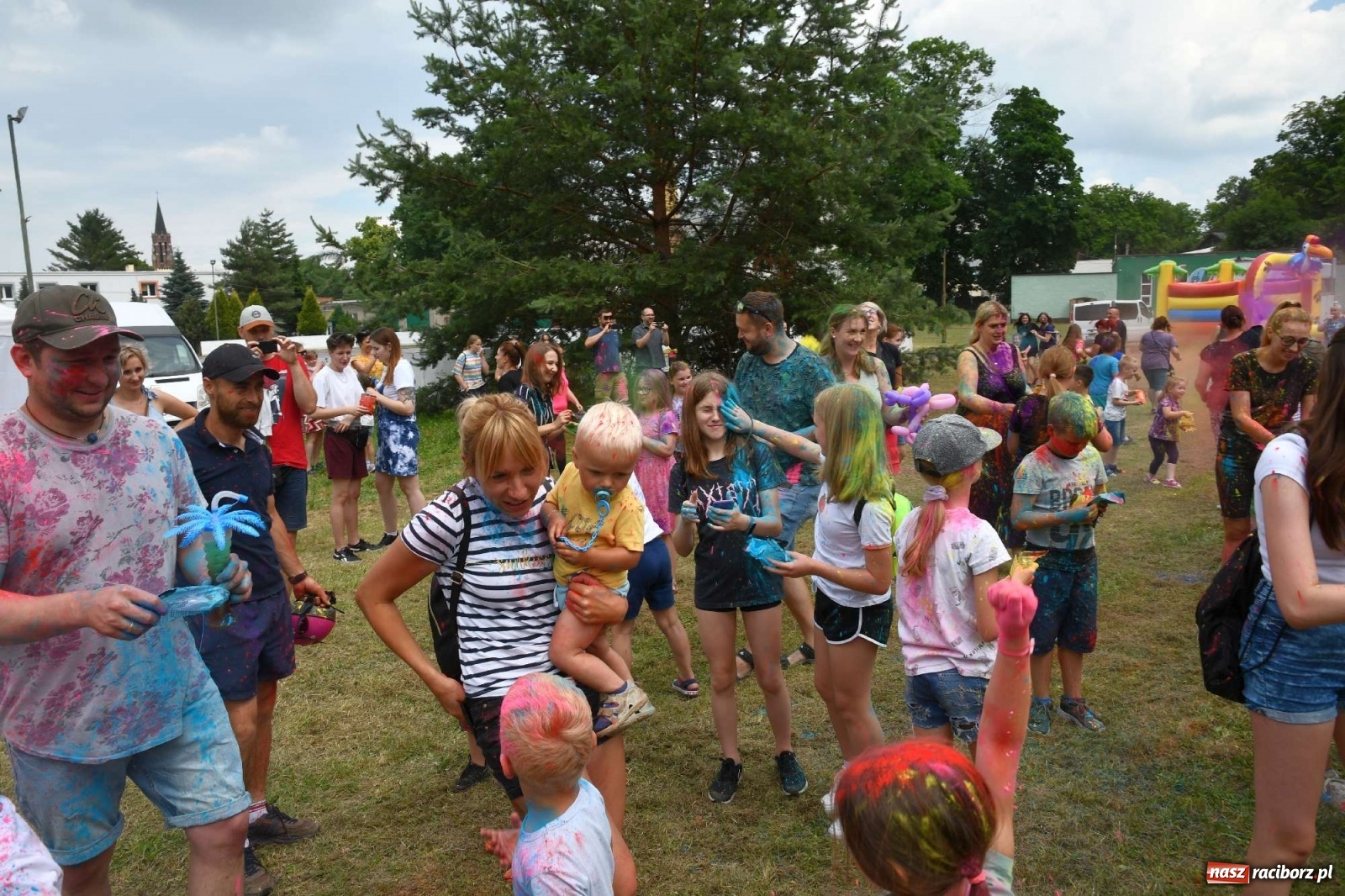 Zdjęcie w galerii na portalu naszraciborz.pl: Holi Święto Kolorów w Raciborzu wiadomości z regionu