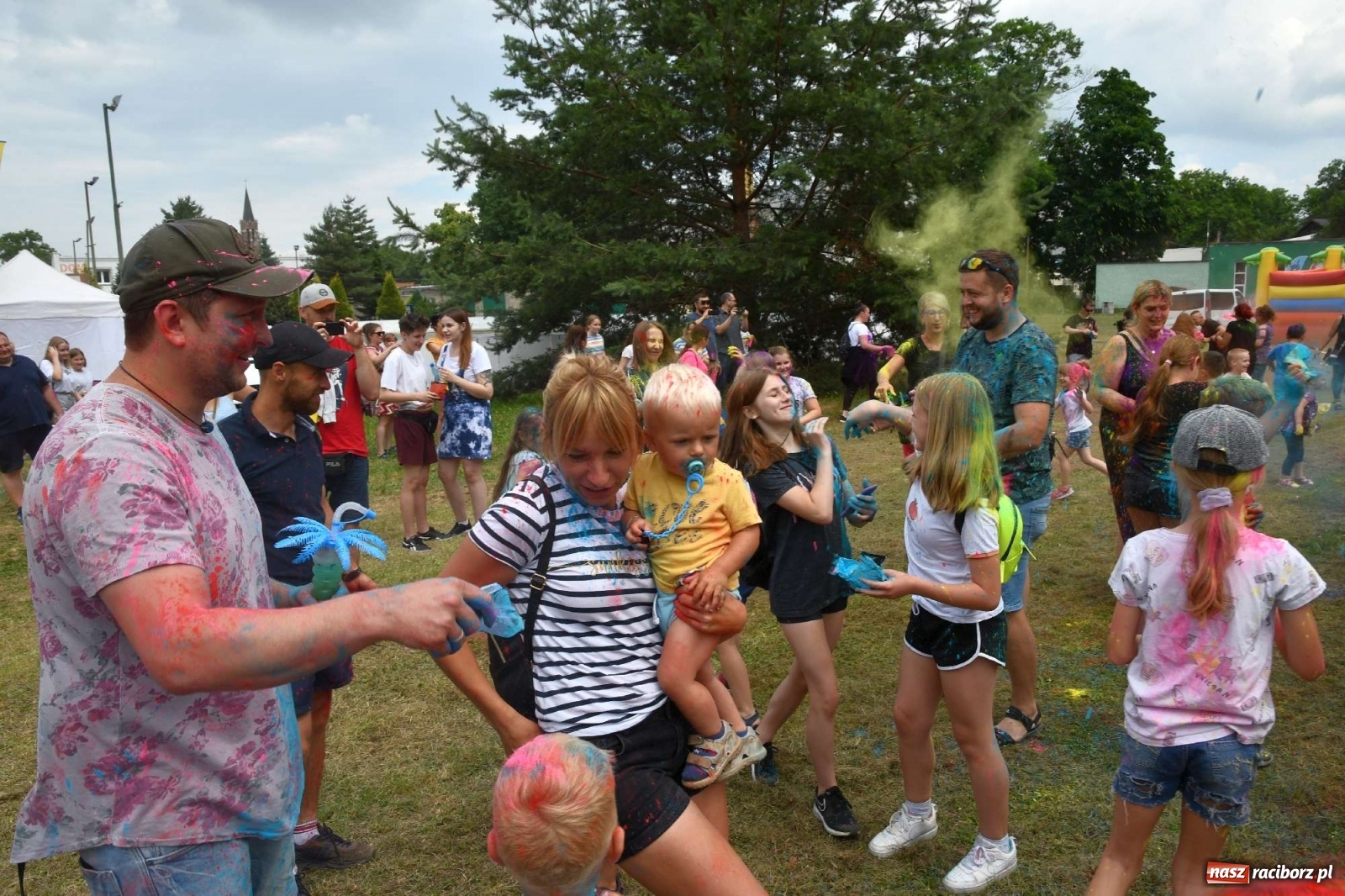 Zdjęcie w galerii na portalu naszraciborz.pl: Holi Święto Kolorów w Raciborzu wiadomości z regionu
