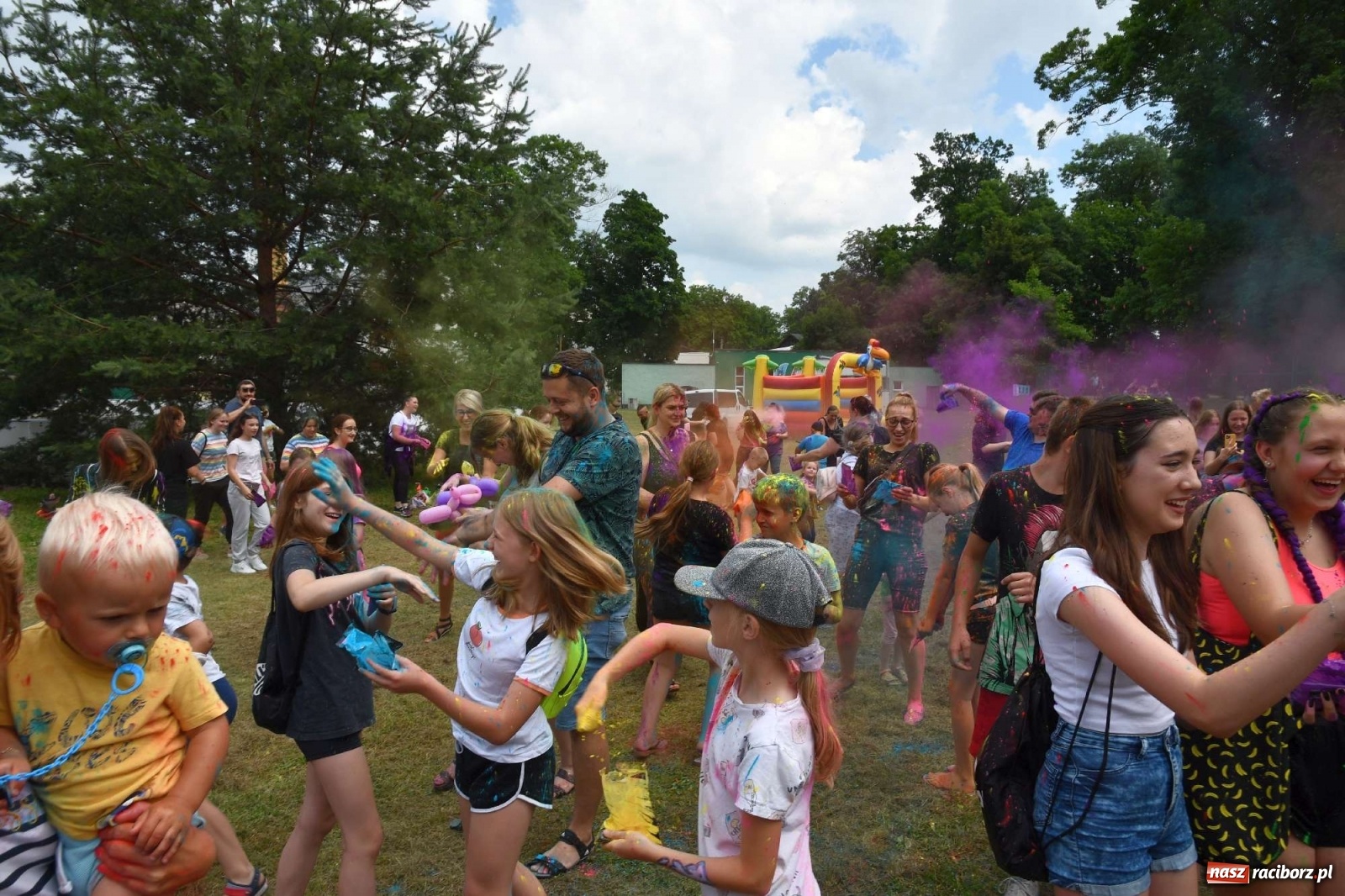 Zdjęcie w galerii na portalu naszraciborz.pl: Holi Święto Kolorów w Raciborzu wiadomości z regionu