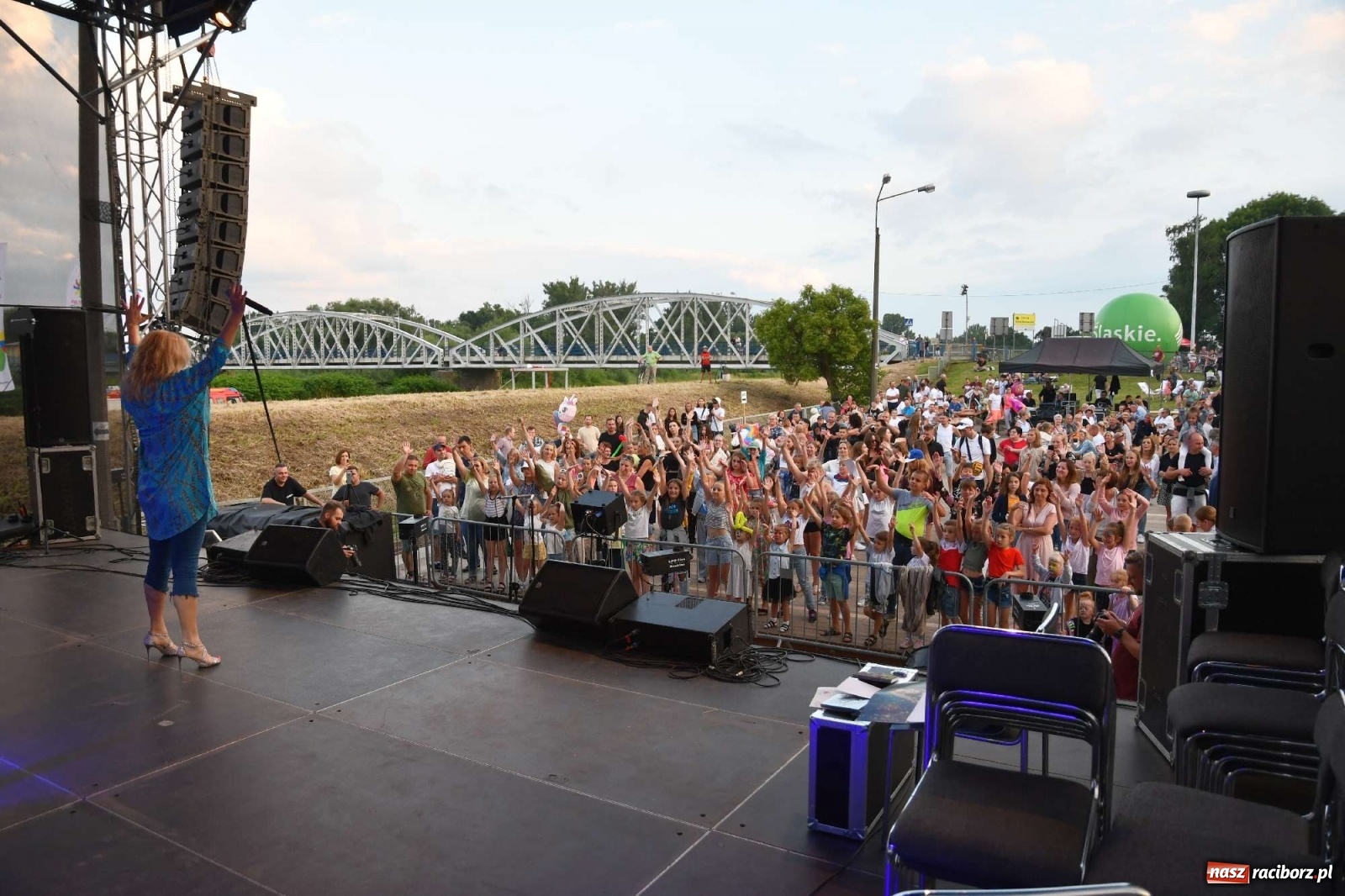 Zdjęcie w galerii na portalu naszraciborz.pl: Majka Jeżowska i laserowa rewia kolorów w Chałupkach wiadomości z regionu