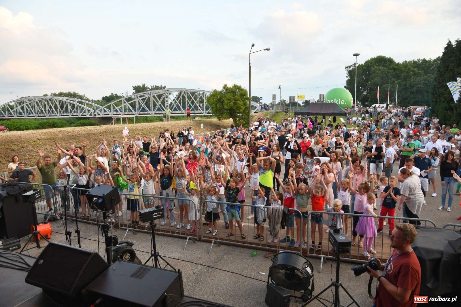 Zdjęcie w galerii na portalu naszraciborz.pl: Majka Jeżowska i laserowa rewia kolorów w Chałupkach wiadomości z regionu