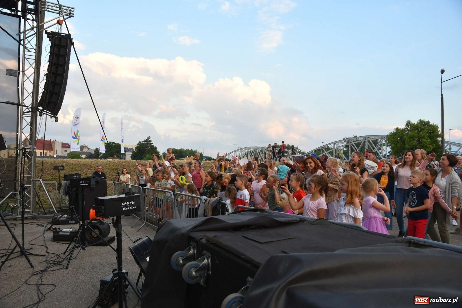 Zdjęcie w galerii na portalu naszraciborz.pl: Majka Jeżowska i laserowa rewia kolorów w Chałupkach wiadomości z regionu