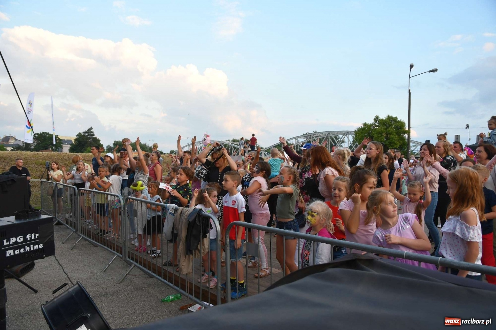 Zdjęcie w galerii na portalu naszraciborz.pl: Majka Jeżowska i laserowa rewia kolorów w Chałupkach wiadomości z regionu