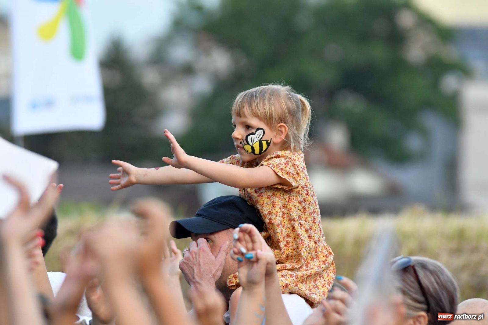 Zdjęcie w galerii na portalu naszraciborz.pl: Majka Jeżowska i laserowa rewia kolorów w Chałupkach wiadomości z regionu