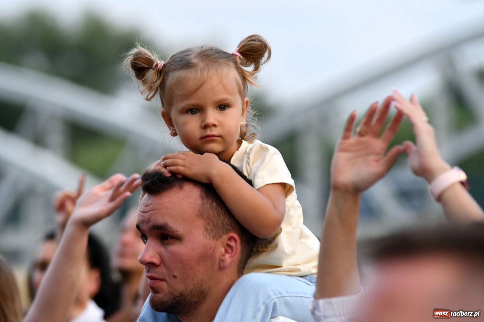 Zdjęcie w galerii na portalu naszraciborz.pl: Majka Jeżowska i laserowa rewia kolorów w Chałupkach wiadomości z regionu