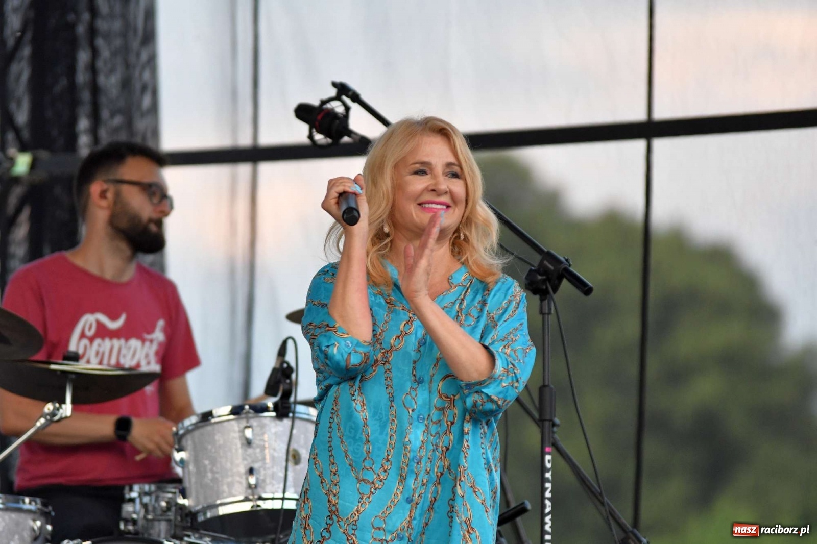 Zdjęcie w galerii na portalu naszraciborz.pl: Majka Jeżowska i laserowa rewia kolorów w Chałupkach wiadomości z regionu