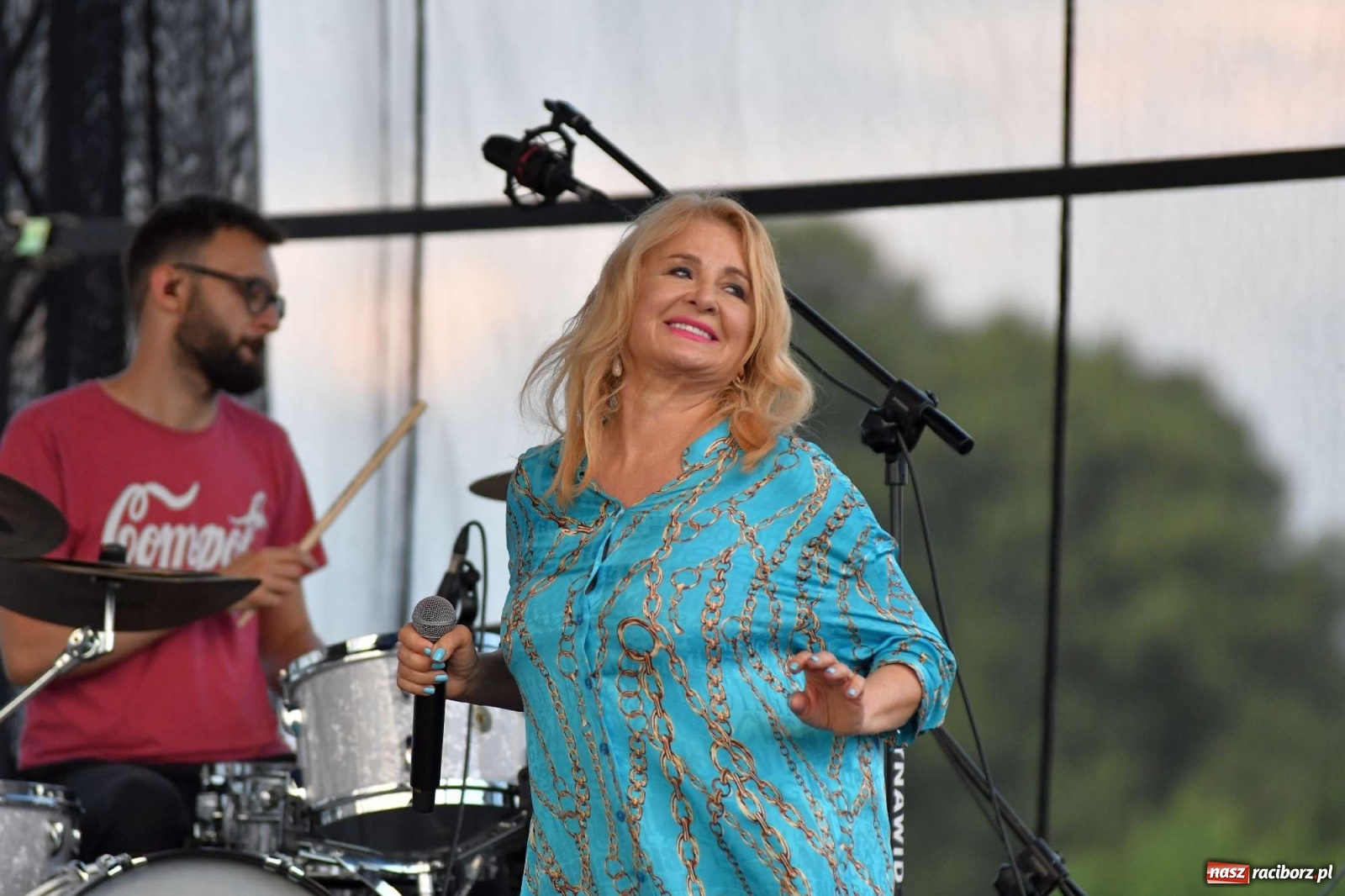 Zdjęcie w galerii na portalu naszraciborz.pl: Majka Jeżowska i laserowa rewia kolorów w Chałupkach wiadomości z regionu