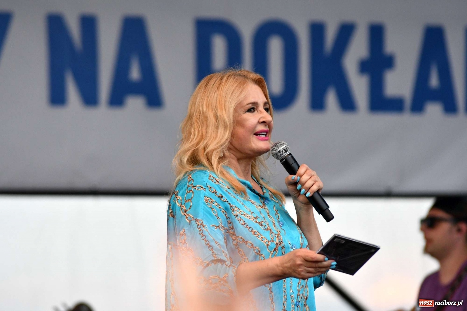 Zdjęcie w galerii na portalu naszraciborz.pl: Majka Jeżowska i laserowa rewia kolorów w Chałupkach wiadomości z regionu