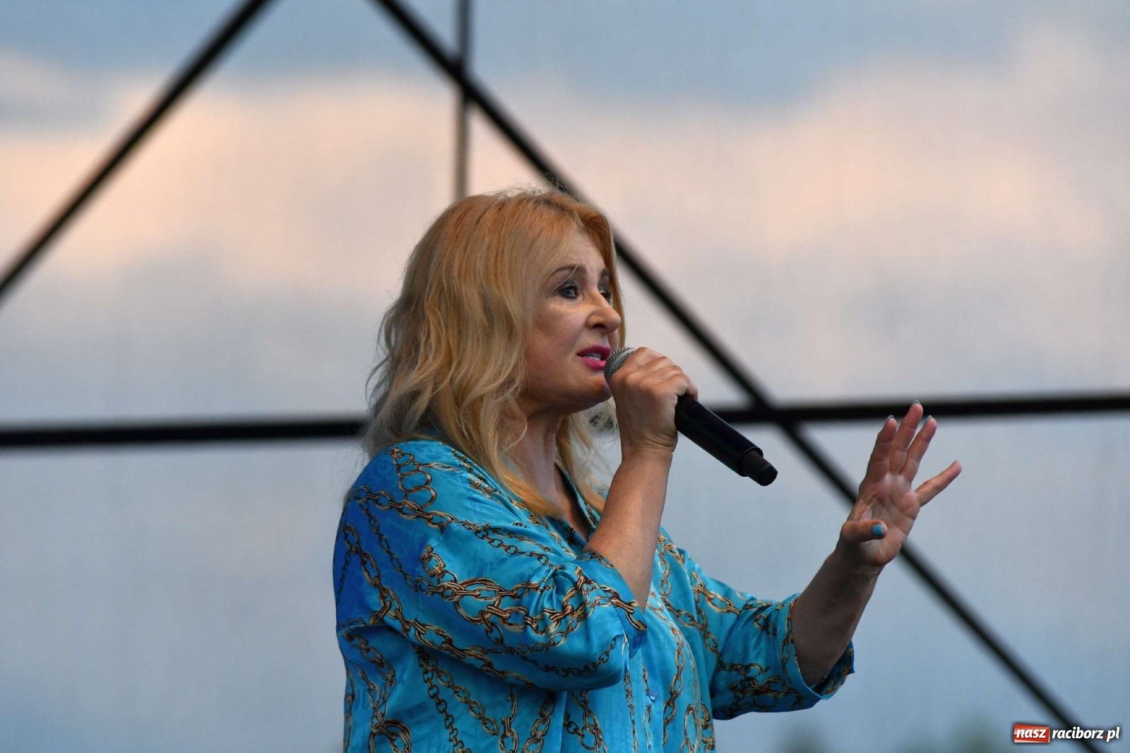 Zdjęcie w galerii na portalu naszraciborz.pl: Majka Jeżowska i laserowa rewia kolorów w Chałupkach wiadomości z regionu