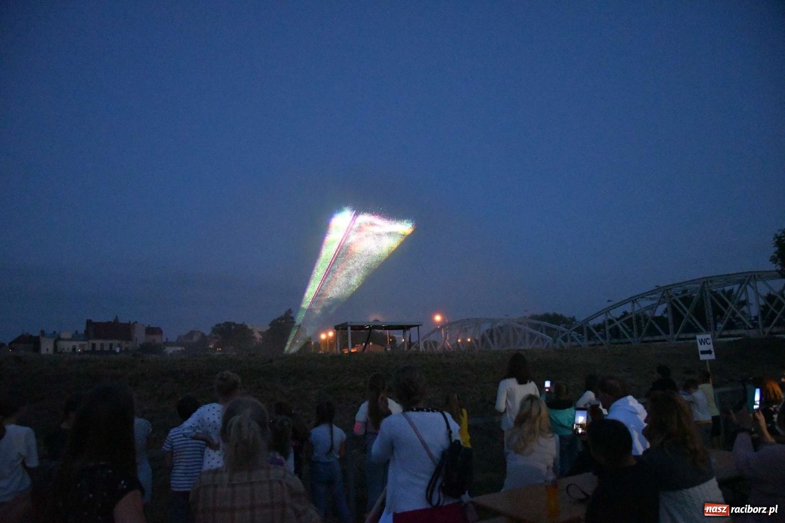 Zdjęcie w galerii na portalu naszraciborz.pl: Majka Jeżowska i laserowa rewia kolorów w Chałupkach wiadomości z regionu