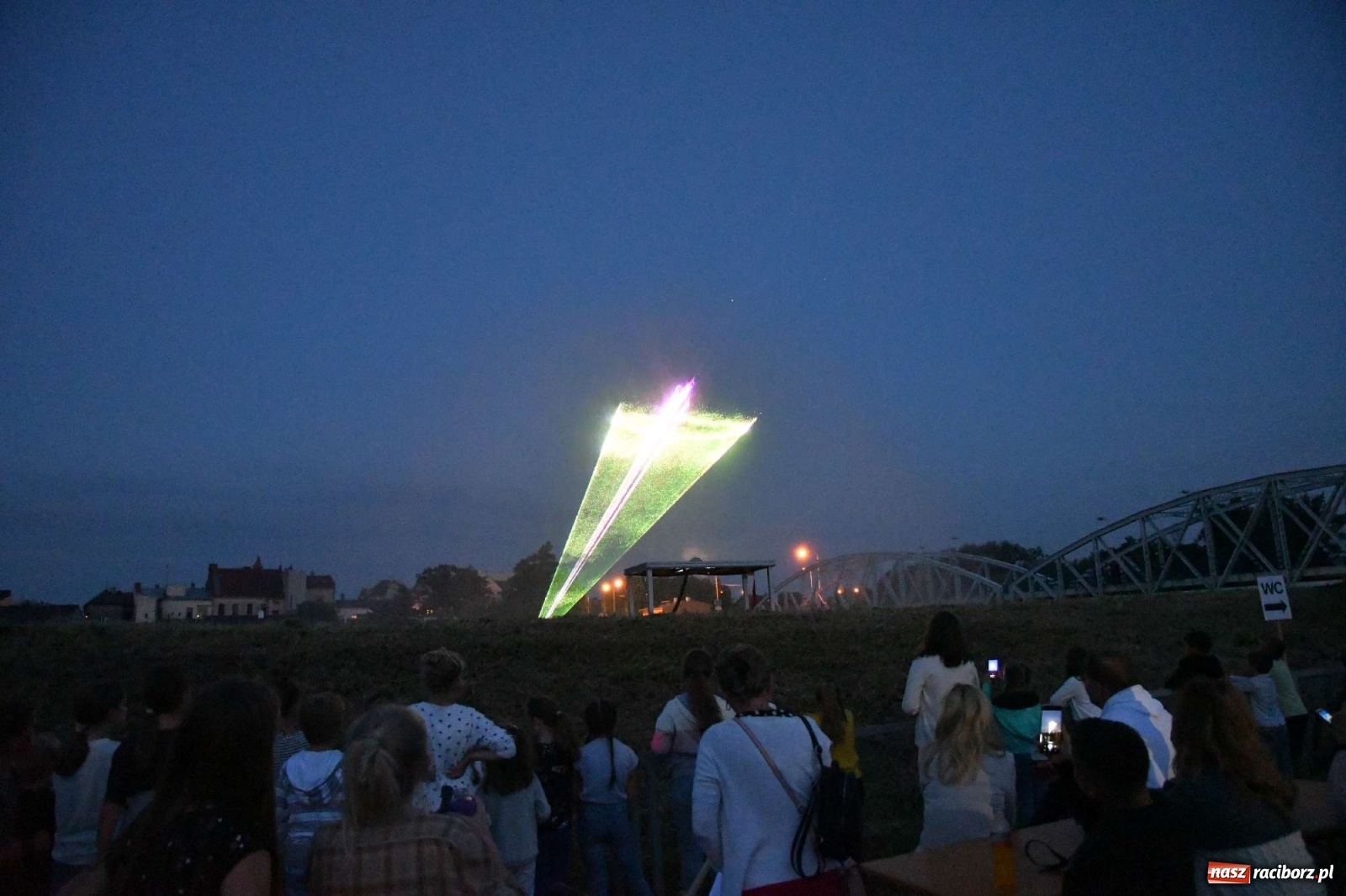 Zdjęcie w galerii na portalu naszraciborz.pl: Majka Jeżowska i laserowa rewia kolorów w Chałupkach wiadomości z regionu