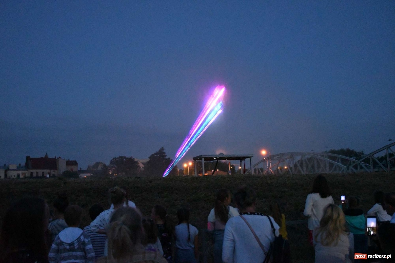 Zdjęcie w galerii na portalu naszraciborz.pl: Majka Jeżowska i laserowa rewia kolorów w Chałupkach wiadomości z regionu