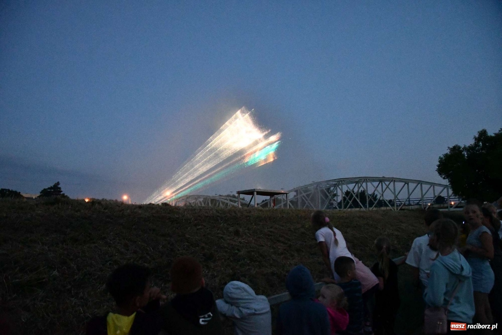 Zdjęcie w galerii na portalu naszraciborz.pl: Majka Jeżowska i laserowa rewia kolorów w Chałupkach wiadomości z regionu