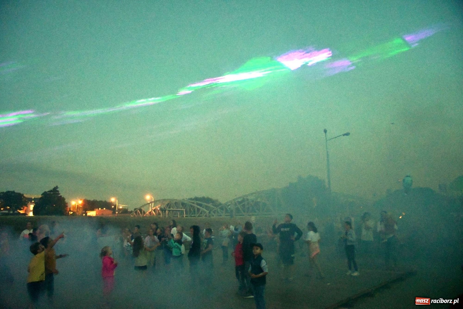 Zdjęcie w galerii na portalu naszraciborz.pl: Majka Jeżowska i laserowa rewia kolorów w Chałupkach wiadomości z regionu