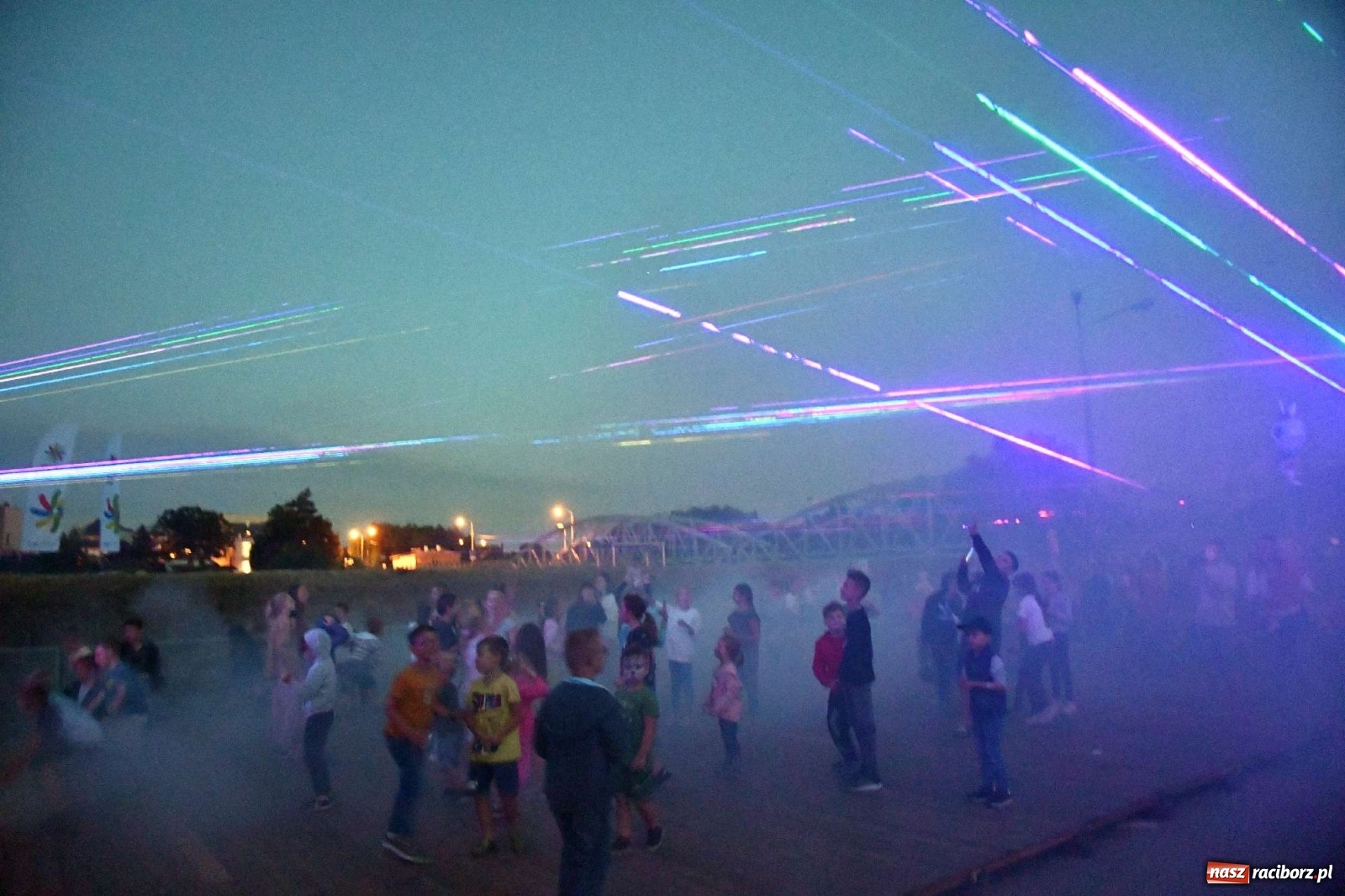 Zdjęcie w galerii na portalu naszraciborz.pl: Majka Jeżowska i laserowa rewia kolorów w Chałupkach wiadomości z regionu