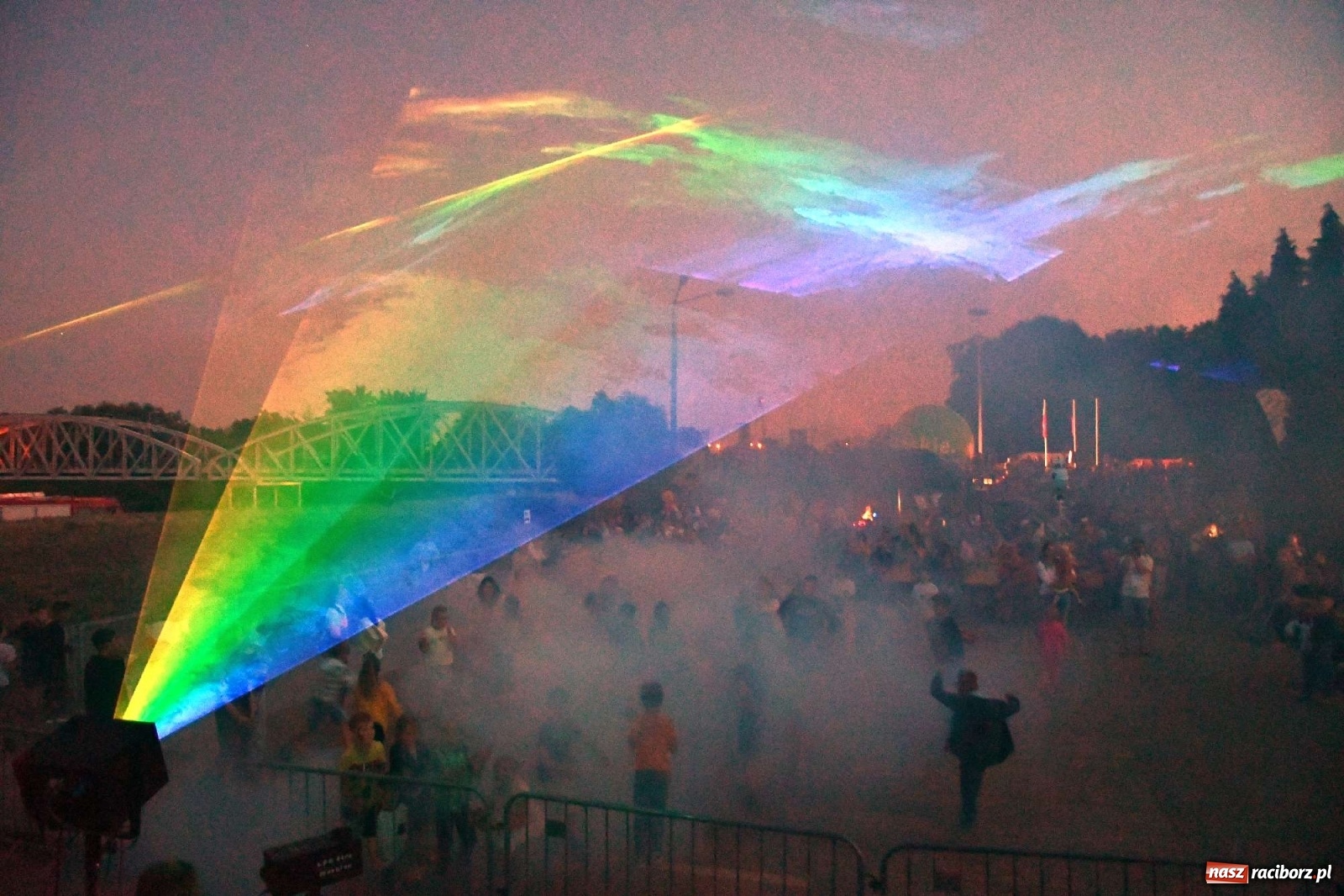 Zdjęcie w galerii na portalu naszraciborz.pl: Majka Jeżowska i laserowa rewia kolorów w Chałupkach wiadomości z regionu