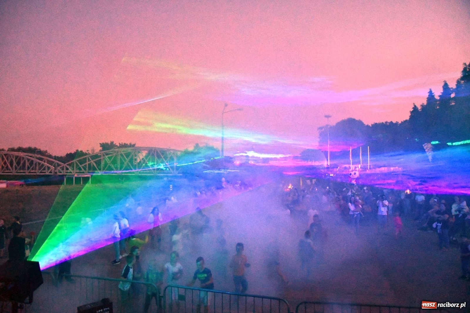 Zdjęcie w galerii na portalu naszraciborz.pl: Majka Jeżowska i laserowa rewia kolorów w Chałupkach wiadomości z regionu