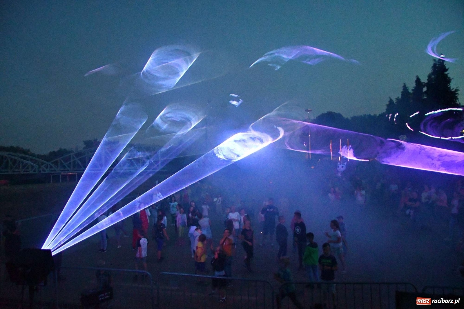 Zdjęcie w galerii na portalu naszraciborz.pl: Majka Jeżowska i laserowa rewia kolorów w Chałupkach wiadomości z regionu