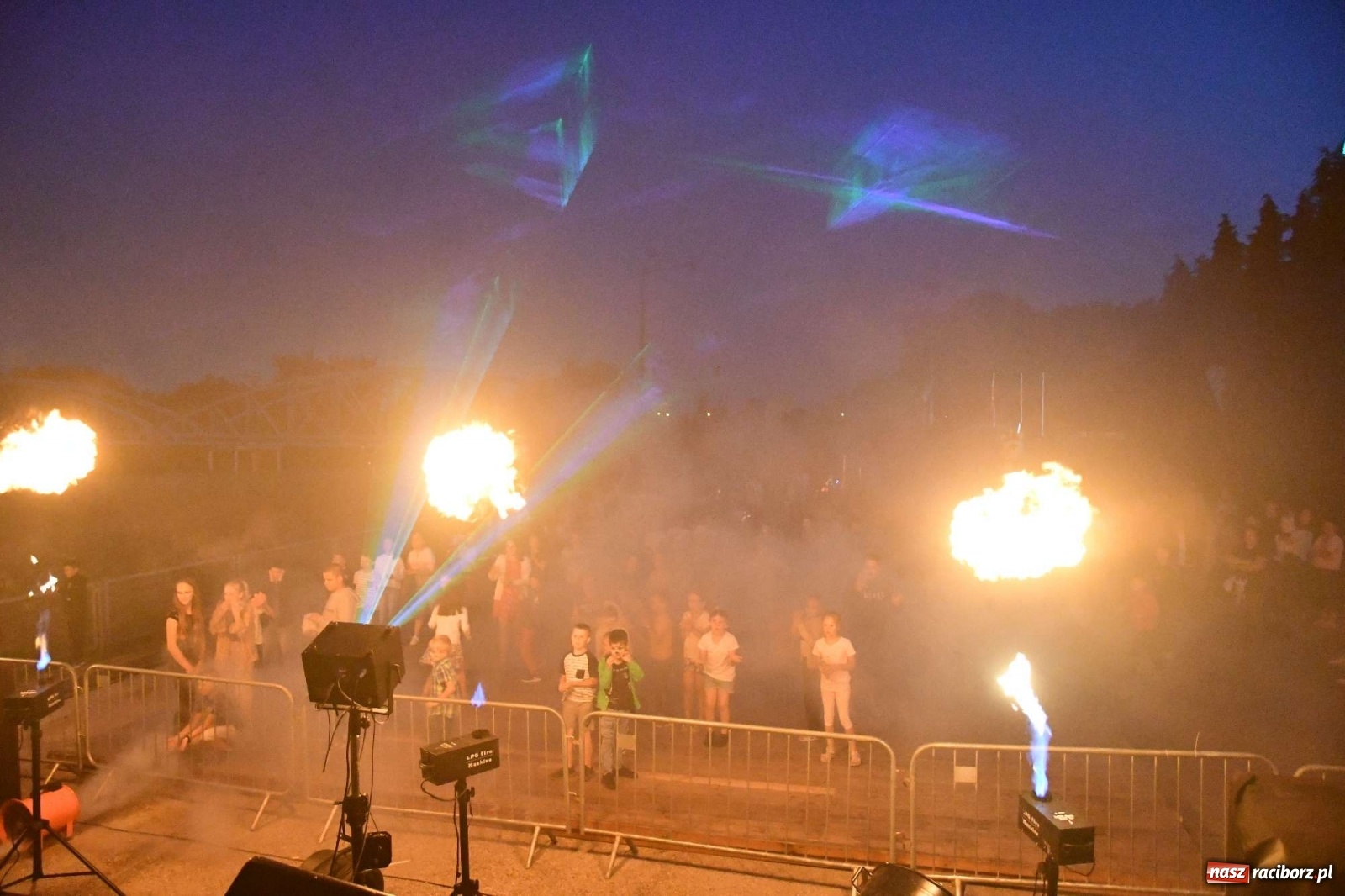 Zdjęcie w galerii na portalu naszraciborz.pl: Majka Jeżowska i laserowa rewia kolorów w Chałupkach wiadomości z regionu