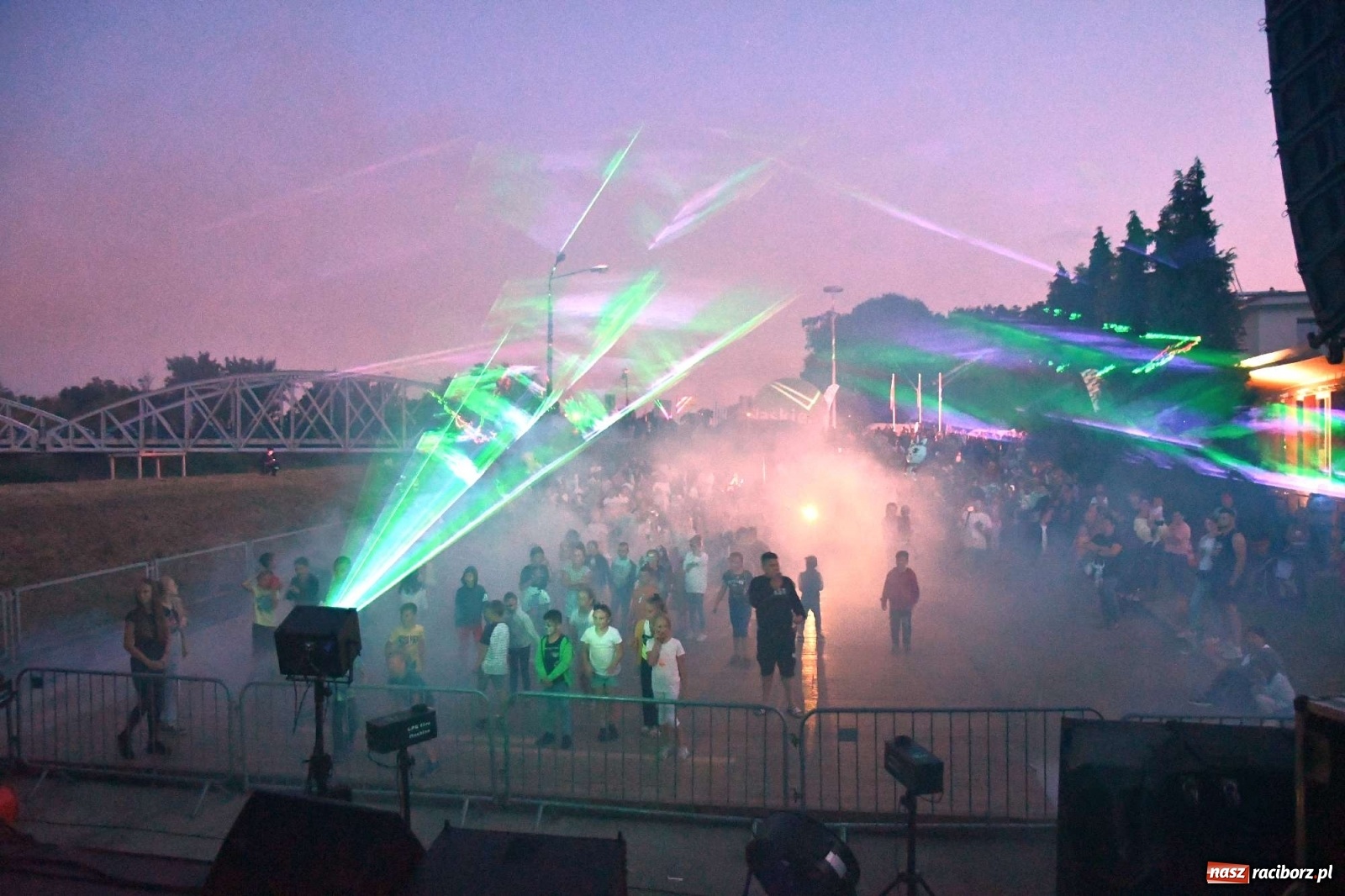 Zdjęcie w galerii na portalu naszraciborz.pl: Majka Jeżowska i laserowa rewia kolorów w Chałupkach wiadomości z regionu