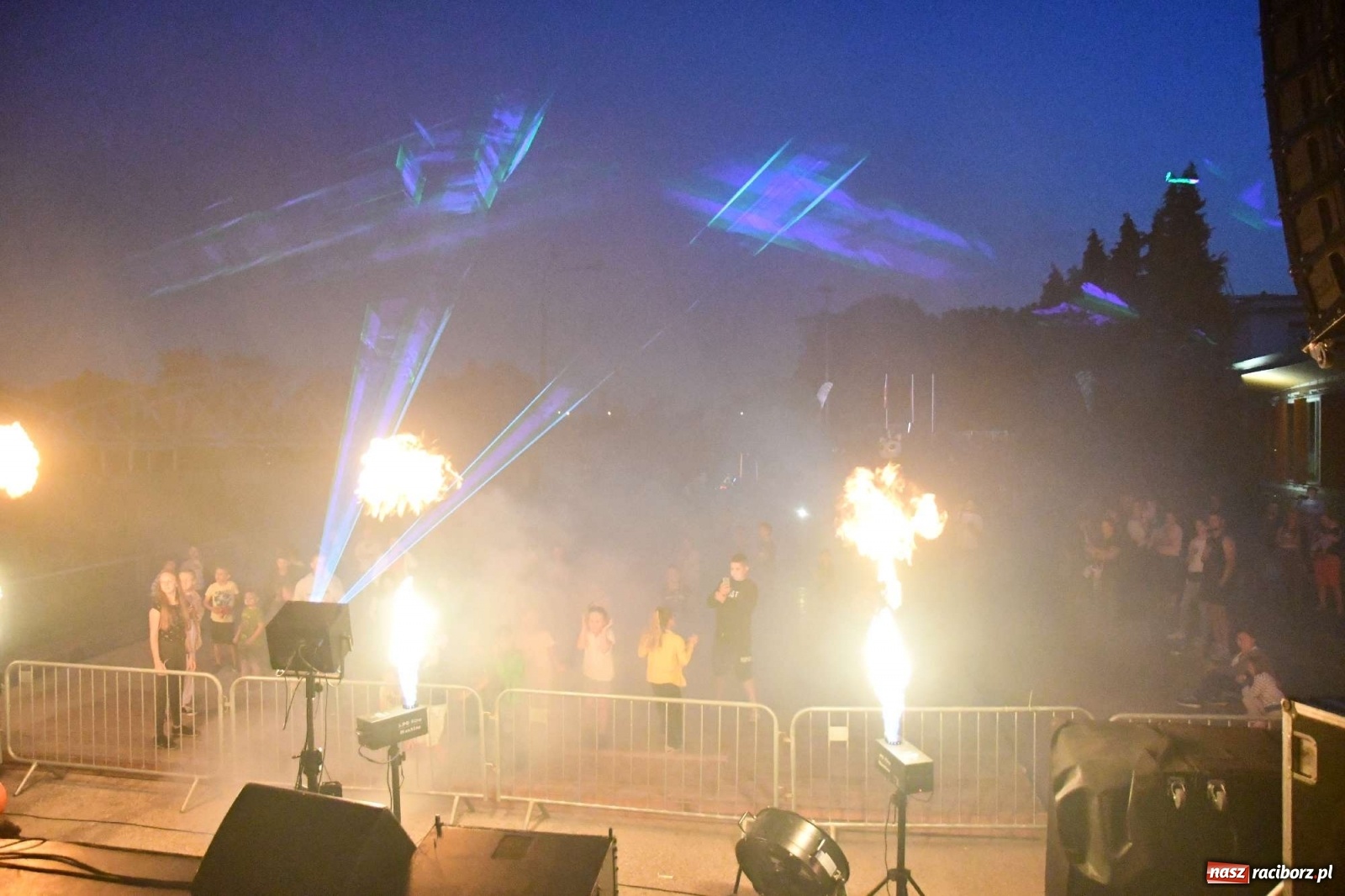 Zdjęcie w galerii na portalu naszraciborz.pl: Majka Jeżowska i laserowa rewia kolorów w Chałupkach wiadomości z regionu