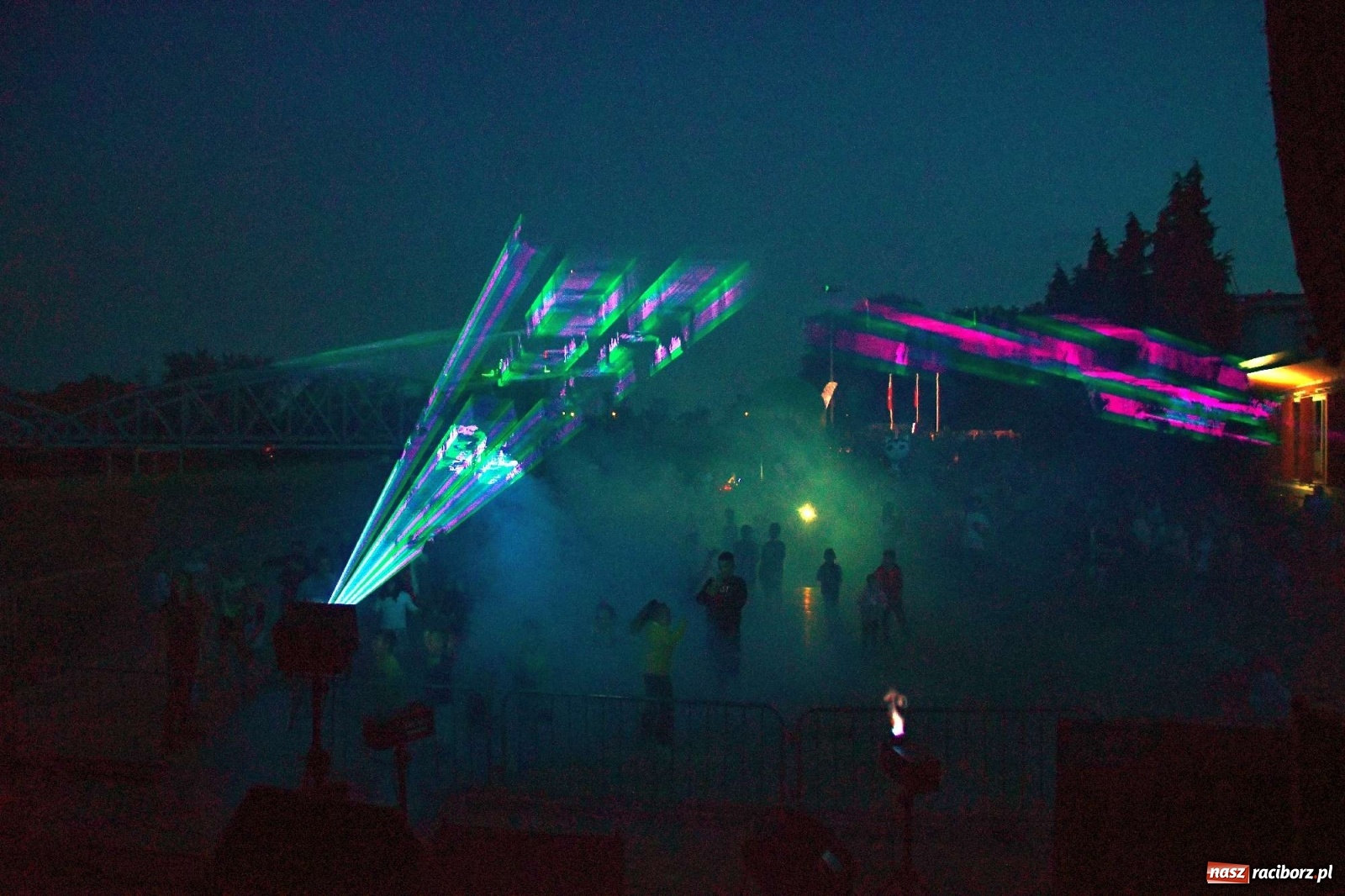 Zdjęcie w galerii na portalu naszraciborz.pl: Majka Jeżowska i laserowa rewia kolorów w Chałupkach wiadomości z regionu