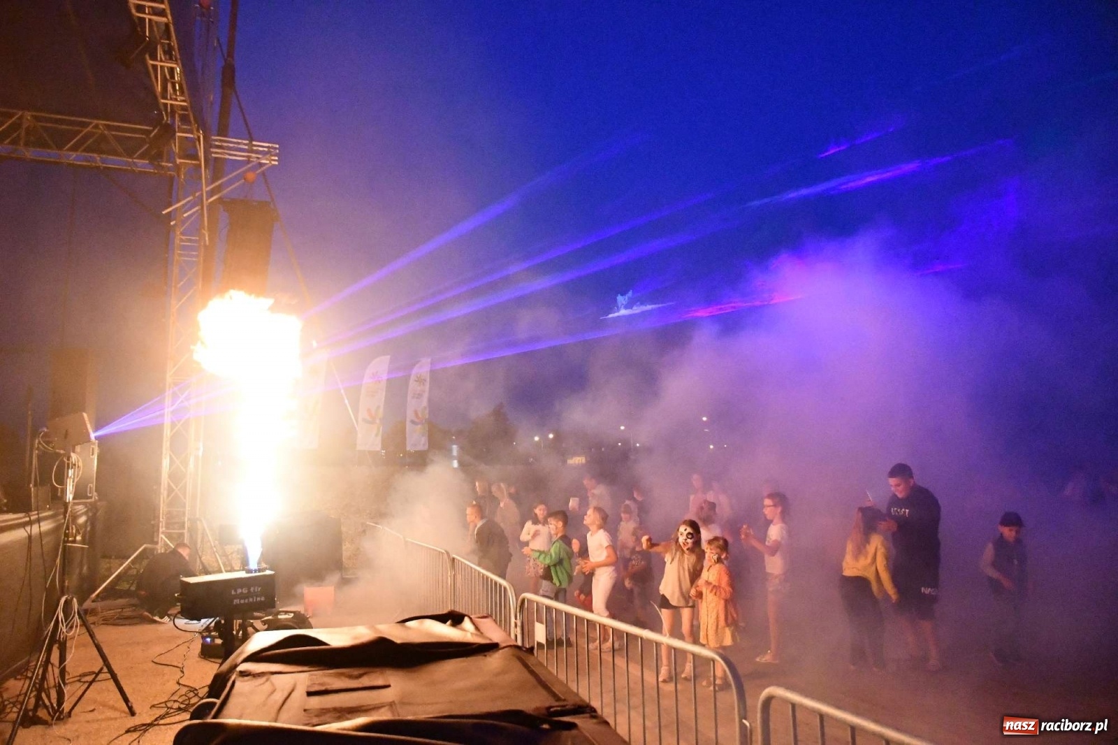 Zdjęcie w galerii na portalu naszraciborz.pl: Majka Jeżowska i laserowa rewia kolorów w Chałupkach wiadomości z regionu