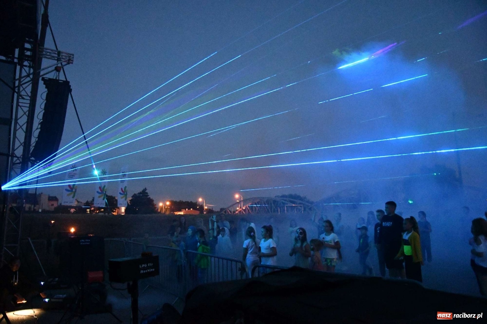 Zdjęcie w galerii na portalu naszraciborz.pl: Majka Jeżowska i laserowa rewia kolorów w Chałupkach wiadomości z regionu