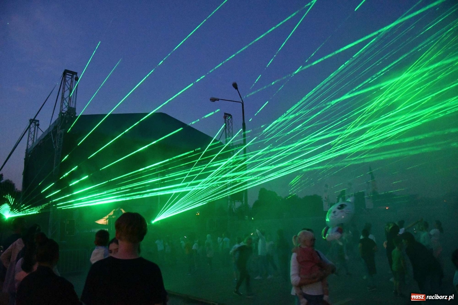 Zdjęcie w galerii na portalu naszraciborz.pl: Majka Jeżowska i laserowa rewia kolorów w Chałupkach wiadomości z regionu
