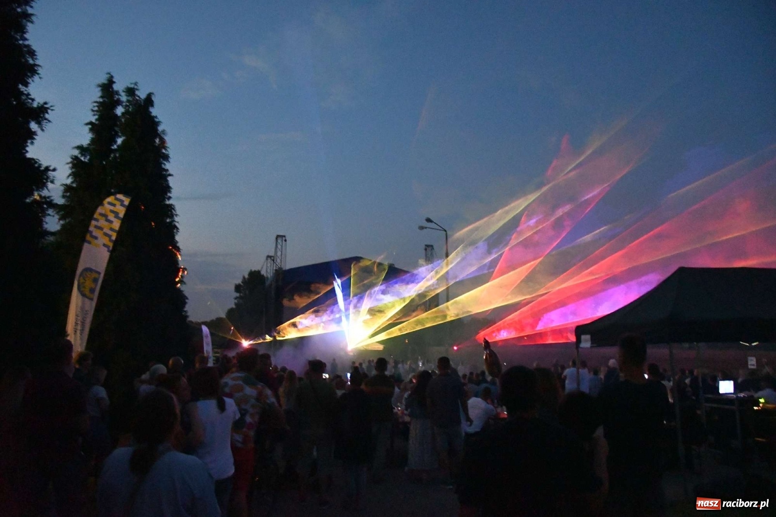 Zdjęcie w galerii na portalu naszraciborz.pl: Majka Jeżowska i laserowa rewia kolorów w Chałupkach wiadomości z regionu