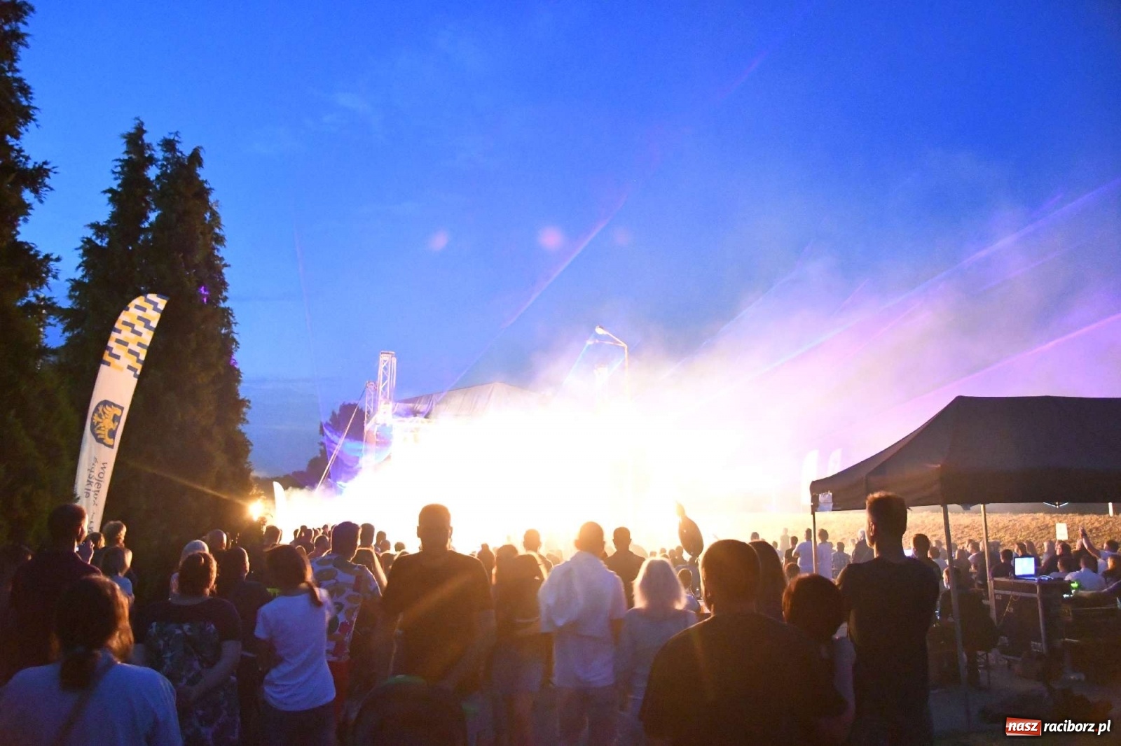 Zdjęcie w galerii na portalu naszraciborz.pl: Majka Jeżowska i laserowa rewia kolorów w Chałupkach wiadomości z regionu