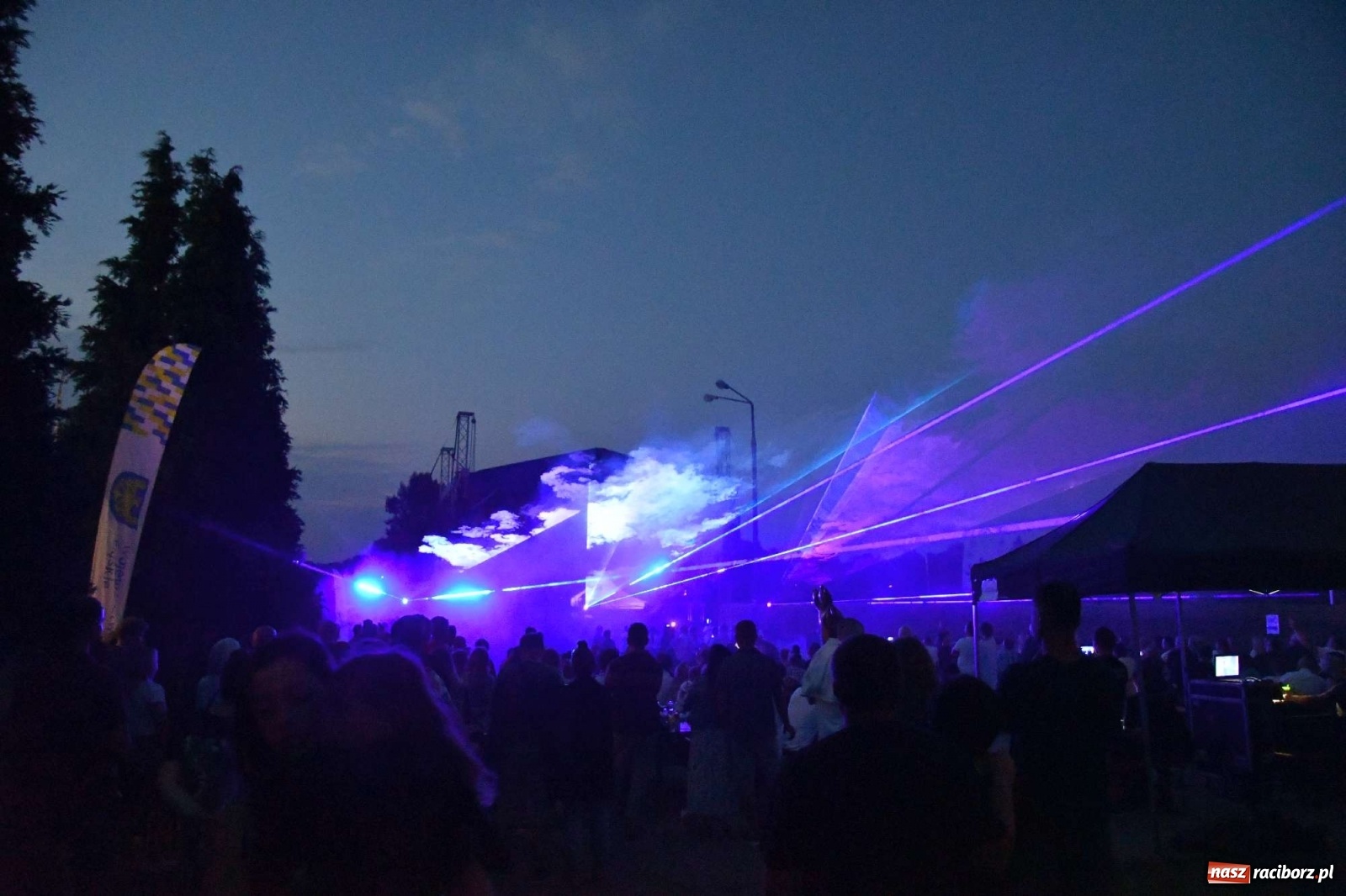 Zdjęcie w galerii na portalu naszraciborz.pl: Majka Jeżowska i laserowa rewia kolorów w Chałupkach wiadomości z regionu