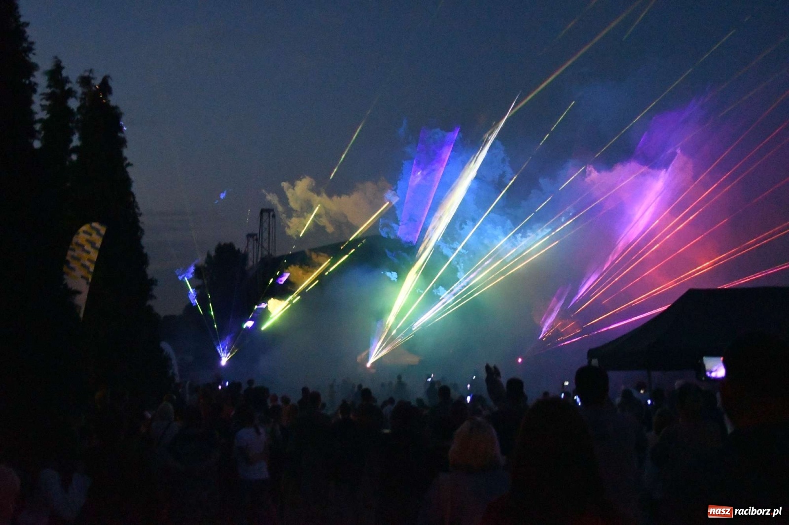 Zdjęcie w galerii na portalu naszraciborz.pl: Majka Jeżowska i laserowa rewia kolorów w Chałupkach wiadomości z regionu