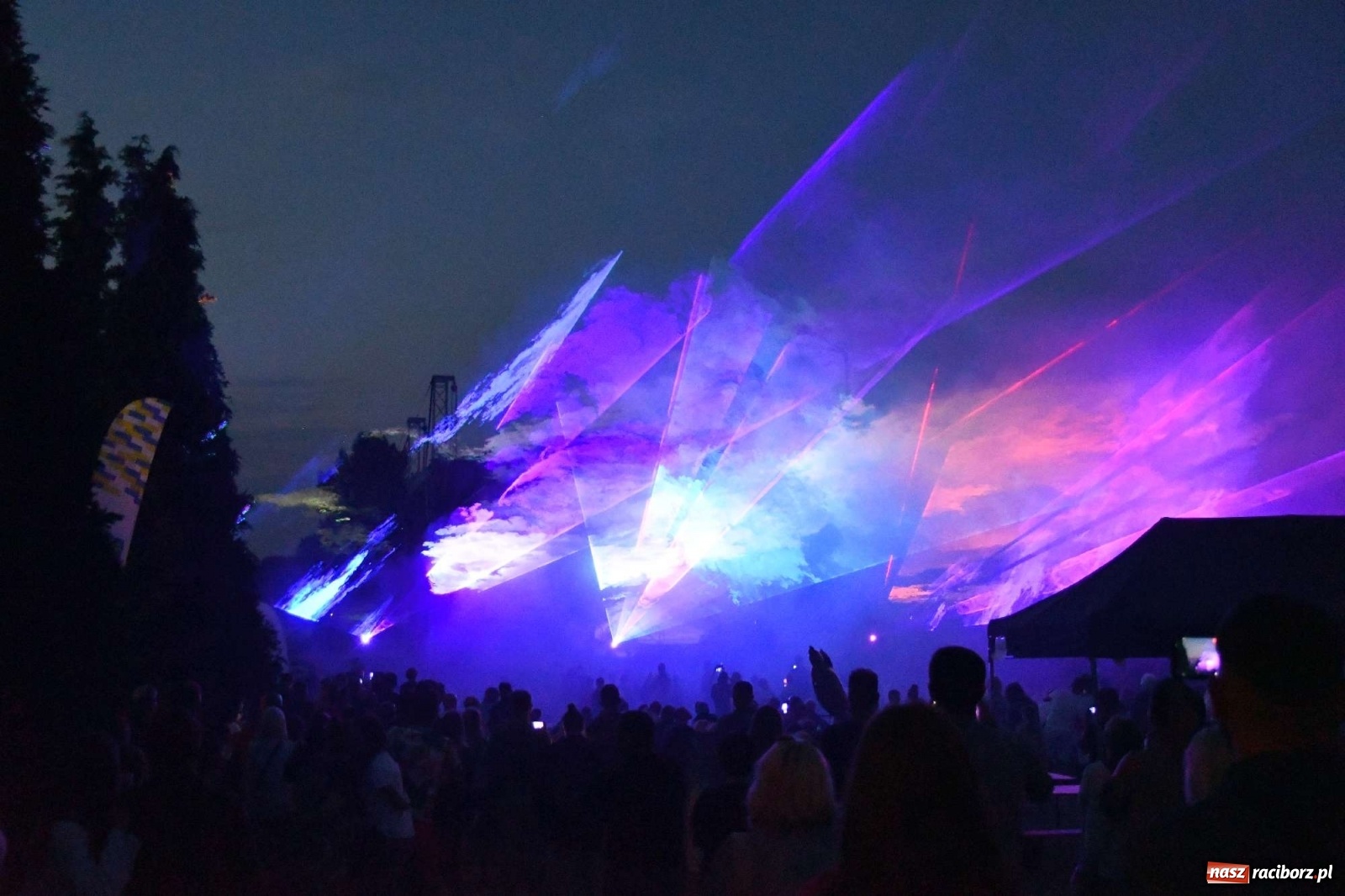 Zdjęcie w galerii na portalu naszraciborz.pl: Majka Jeżowska i laserowa rewia kolorów w Chałupkach wiadomości z regionu