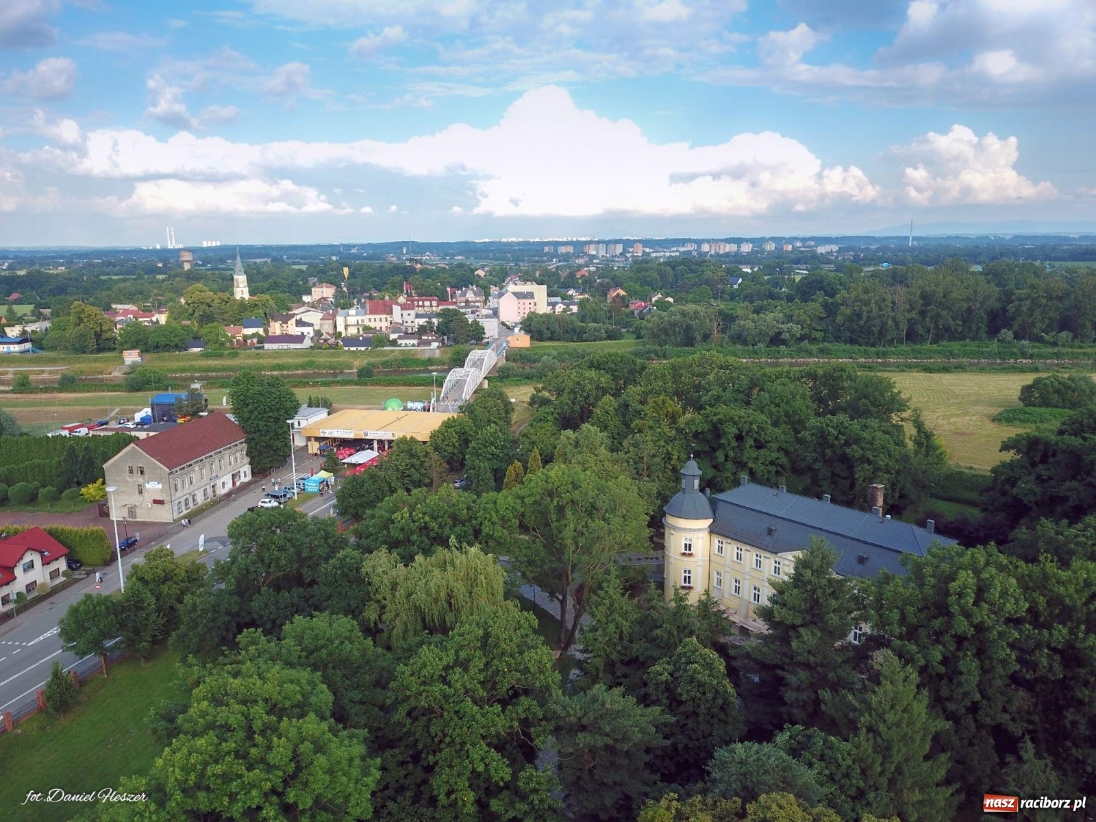 Zdjęcie w galerii na portalu naszraciborz.pl: Majka Jeżowska i laserowa rewia kolorów w Chałupkach wiadomości z regionu