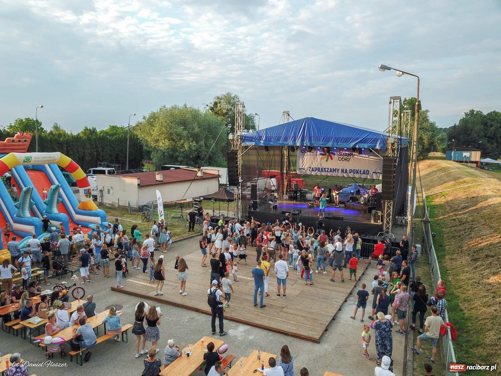 Zdjęcie w galerii na portalu naszraciborz.pl: Majka Jeżowska i laserowa rewia kolorów w Chałupkach wiadomości z regionu