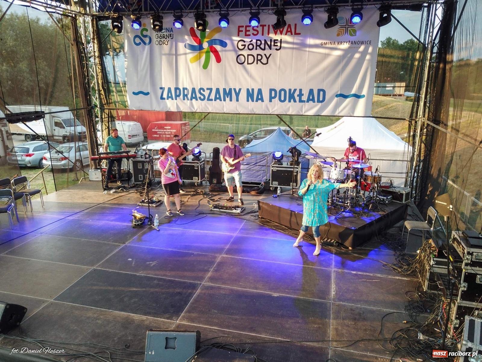 Zdjęcie w galerii na portalu naszraciborz.pl: Majka Jeżowska i laserowa rewia kolorów w Chałupkach wiadomości z regionu