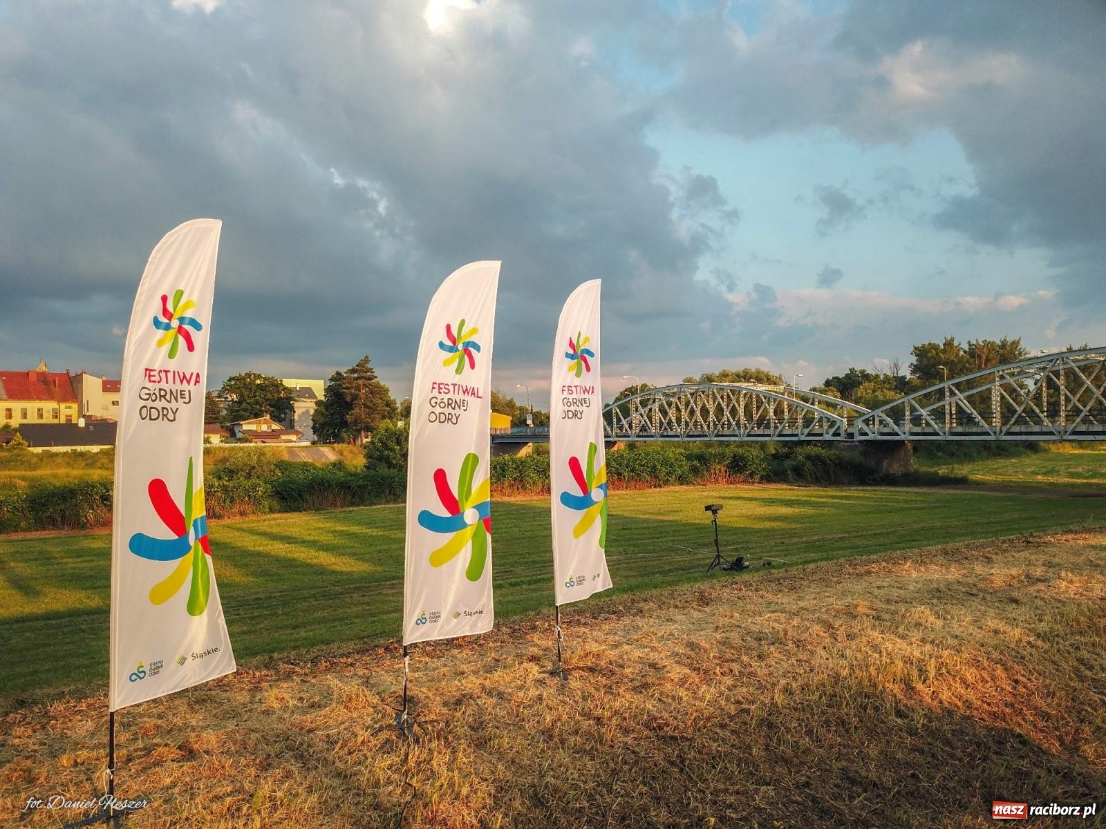 Zdjęcie w galerii na portalu naszraciborz.pl: Majka Jeżowska i laserowa rewia kolorów w Chałupkach wiadomości z regionu