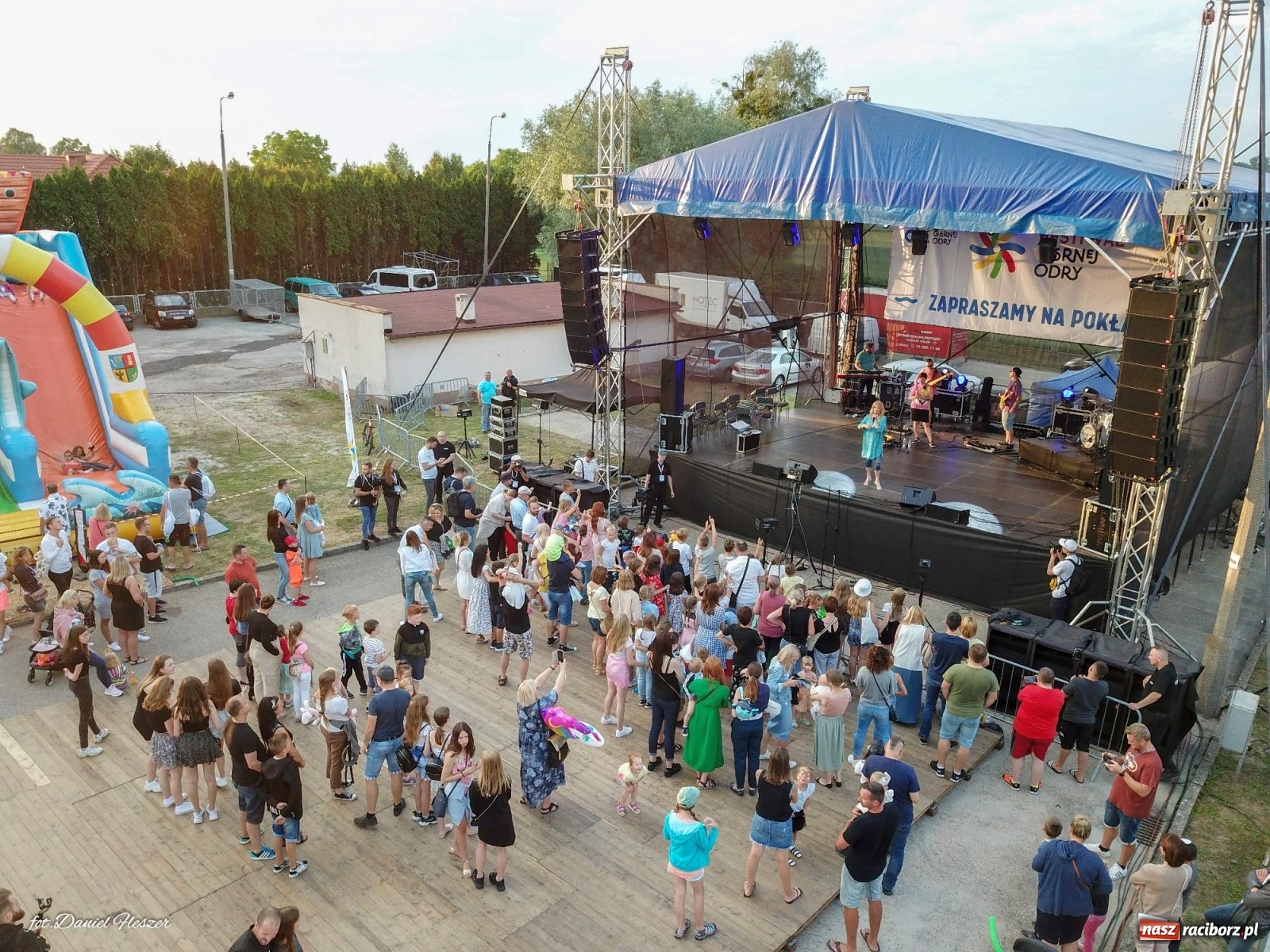 Zdjęcie w galerii na portalu naszraciborz.pl: Majka Jeżowska i laserowa rewia kolorów w Chałupkach wiadomości z regionu