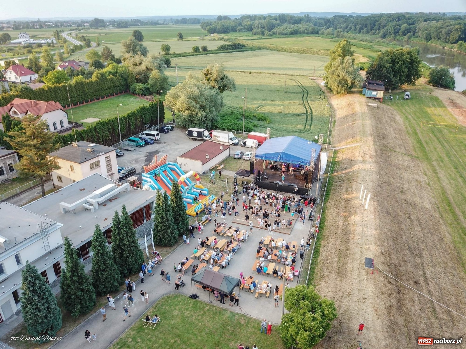 Zdjęcie w galerii na portalu naszraciborz.pl: Majka Jeżowska i laserowa rewia kolorów w Chałupkach wiadomości z regionu
