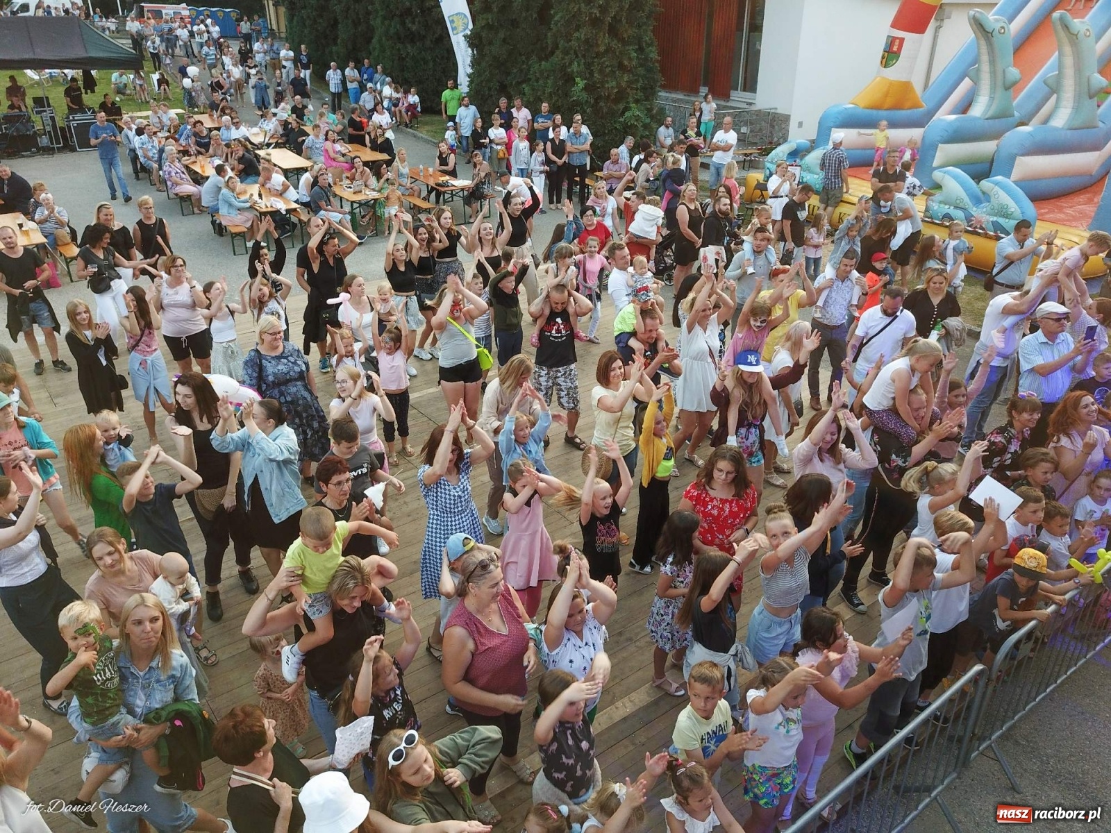 Zdjęcie w galerii na portalu naszraciborz.pl: Majka Jeżowska i laserowa rewia kolorów w Chałupkach wiadomości z regionu