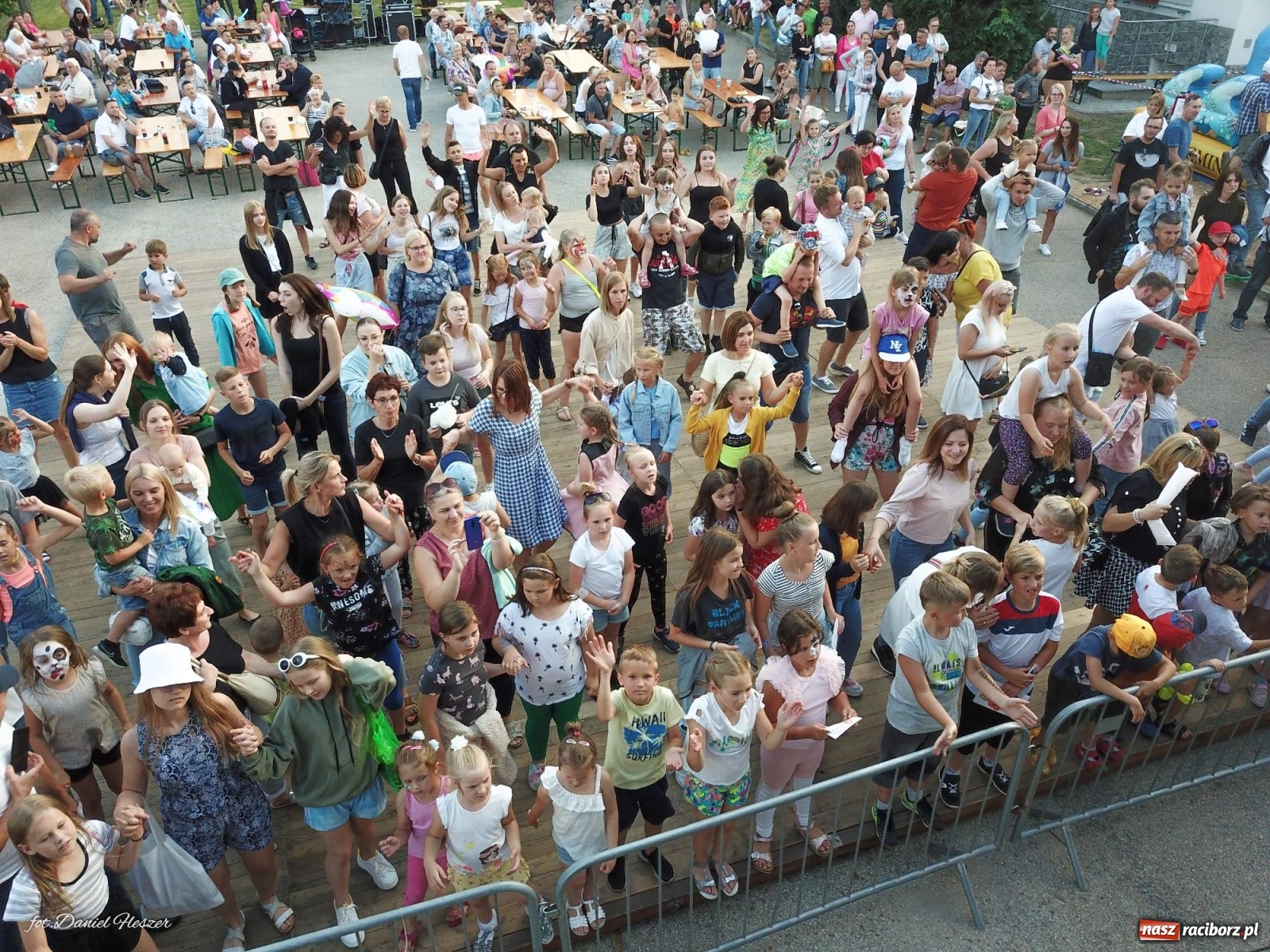 Zdjęcie w galerii na portalu naszraciborz.pl: Majka Jeżowska i laserowa rewia kolorów w Chałupkach wiadomości z regionu