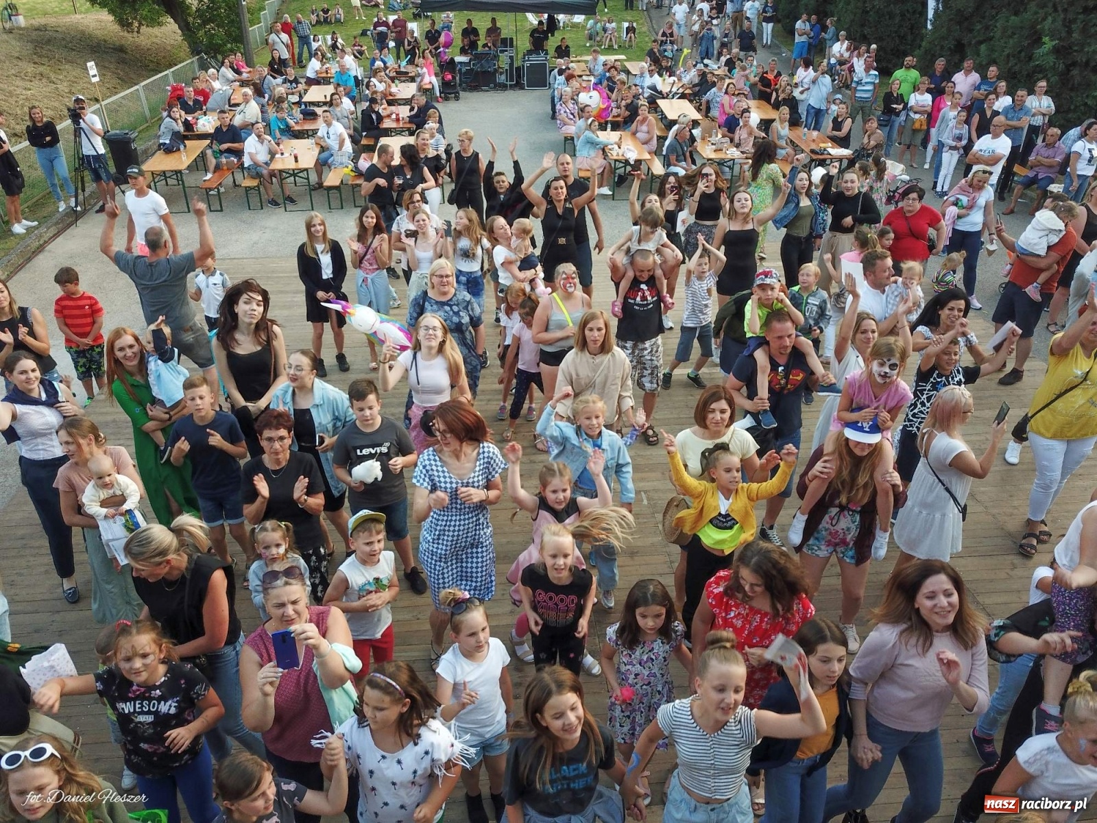 Zdjęcie w galerii na portalu naszraciborz.pl: Majka Jeżowska i laserowa rewia kolorów w Chałupkach wiadomości z regionu