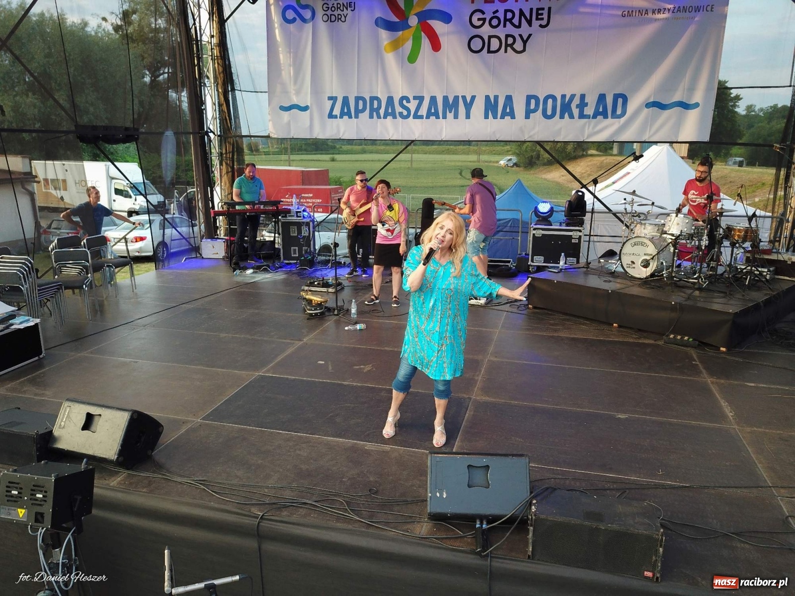 Zdjęcie w galerii na portalu naszraciborz.pl: Majka Jeżowska i laserowa rewia kolorów w Chałupkach wiadomości z regionu