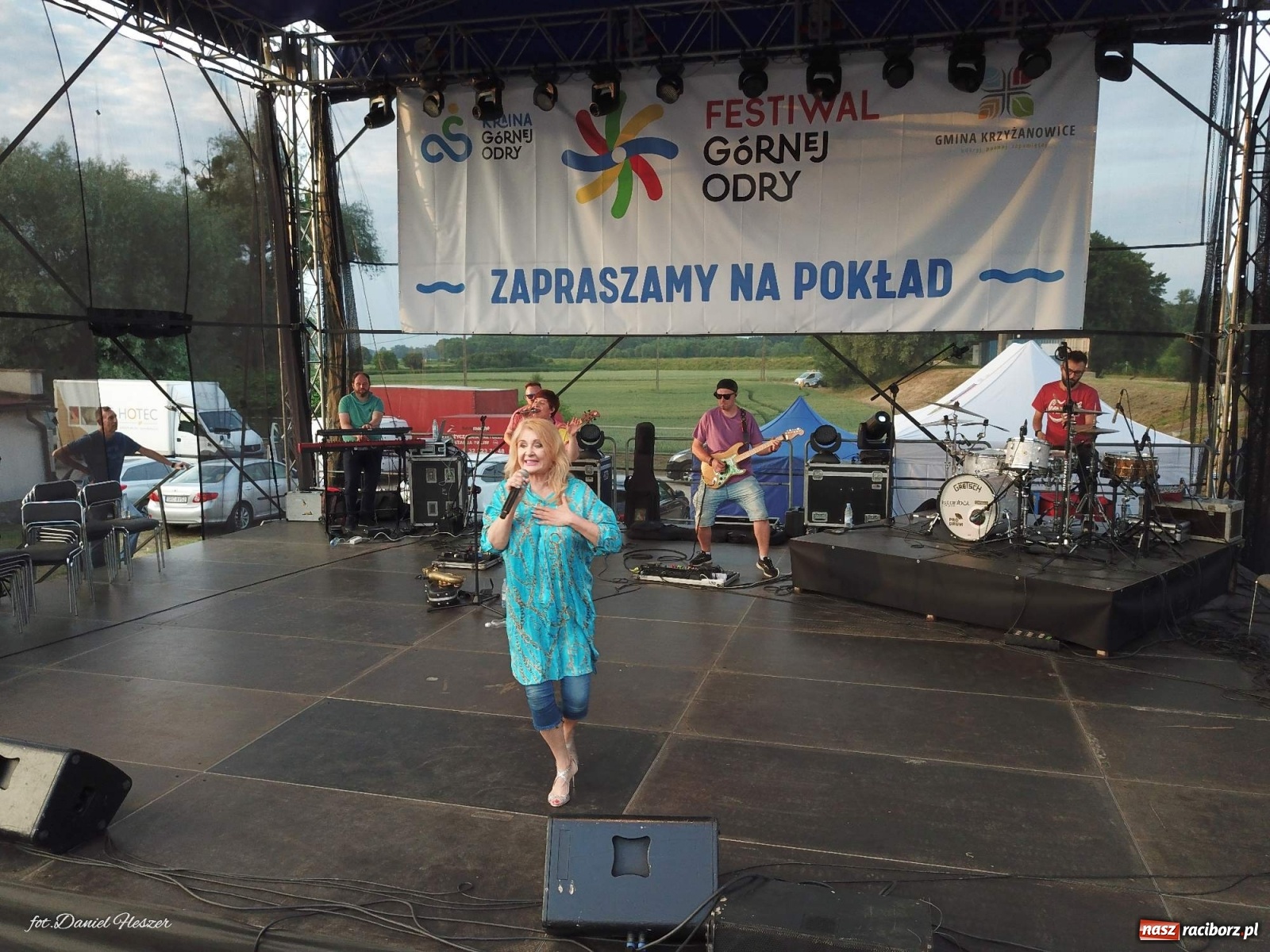 Zdjęcie w galerii na portalu naszraciborz.pl: Majka Jeżowska i laserowa rewia kolorów w Chałupkach wiadomości z regionu