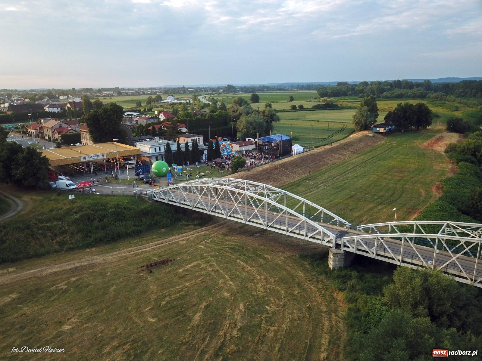 Zdjęcie w galerii na portalu naszraciborz.pl: Majka Jeżowska i laserowa rewia kolorów w Chałupkach wiadomości z regionu
