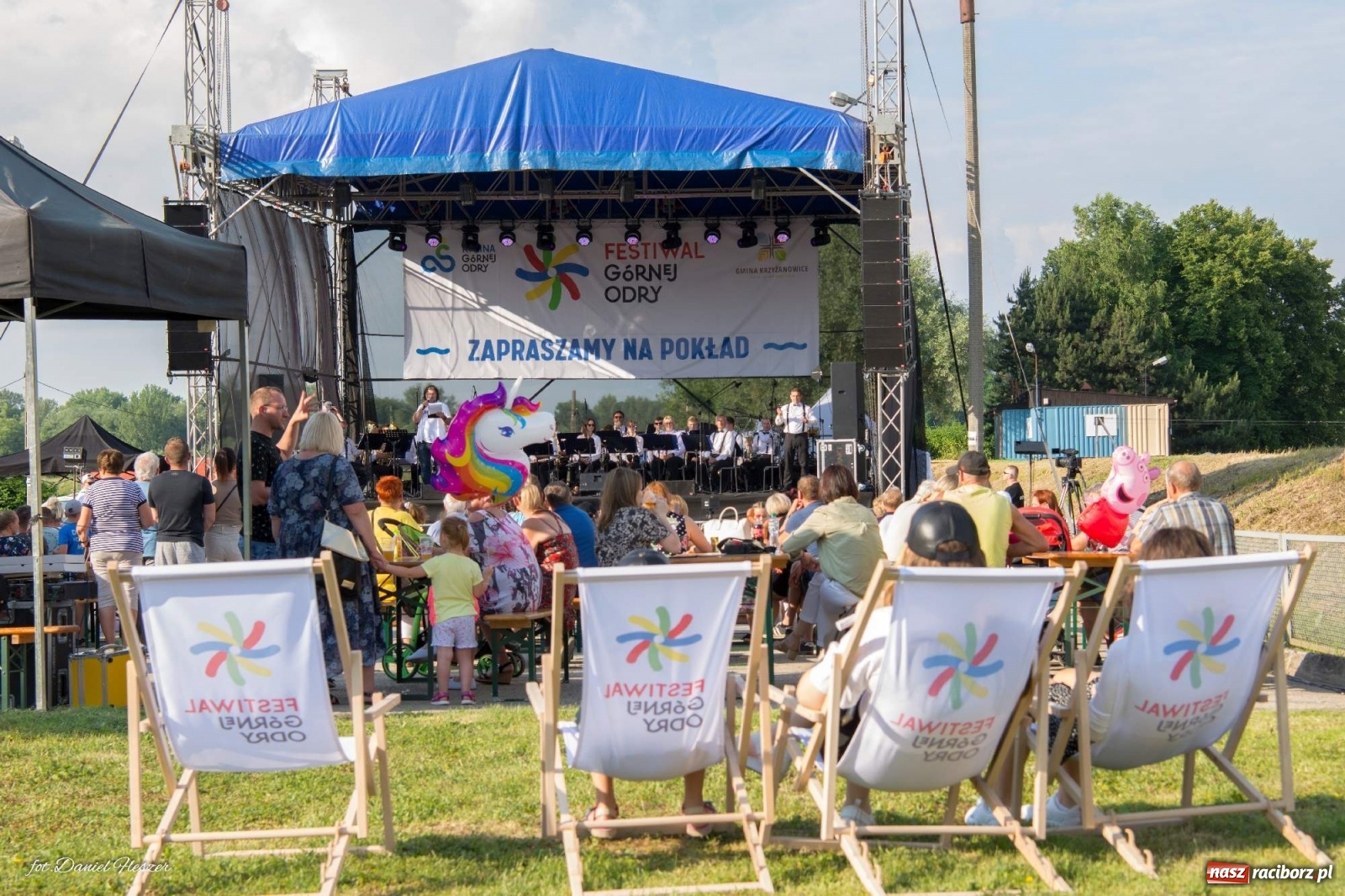 Zdjęcie w galerii na portalu naszraciborz.pl: Majka Jeżowska i laserowa rewia kolorów w Chałupkach wiadomości z regionu