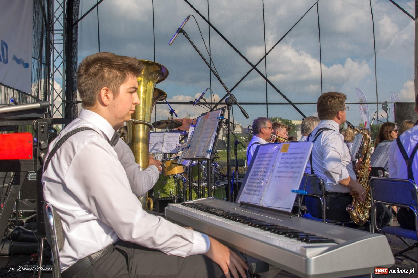Zdjęcie w galerii na portalu naszraciborz.pl: Majka Jeżowska i laserowa rewia kolorów w Chałupkach wiadomości z regionu