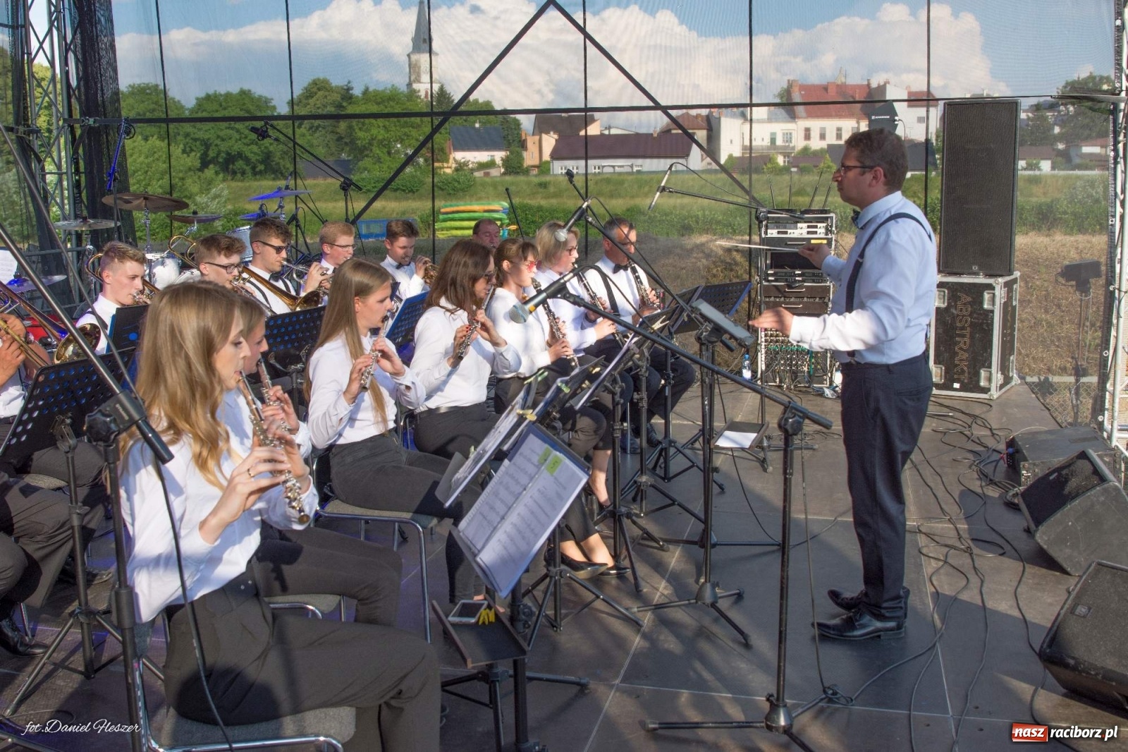 Zdjęcie w galerii na portalu naszraciborz.pl: Majka Jeżowska i laserowa rewia kolorów w Chałupkach wiadomości z regionu