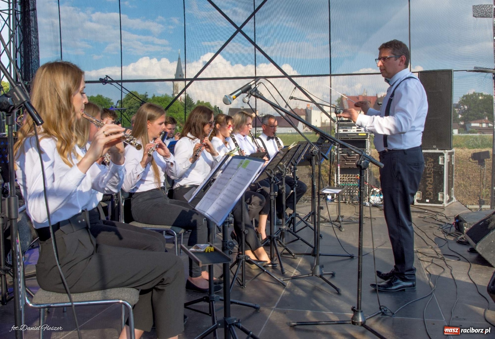 Zdjęcie w galerii na portalu naszraciborz.pl: Majka Jeżowska i laserowa rewia kolorów w Chałupkach wiadomości z regionu
